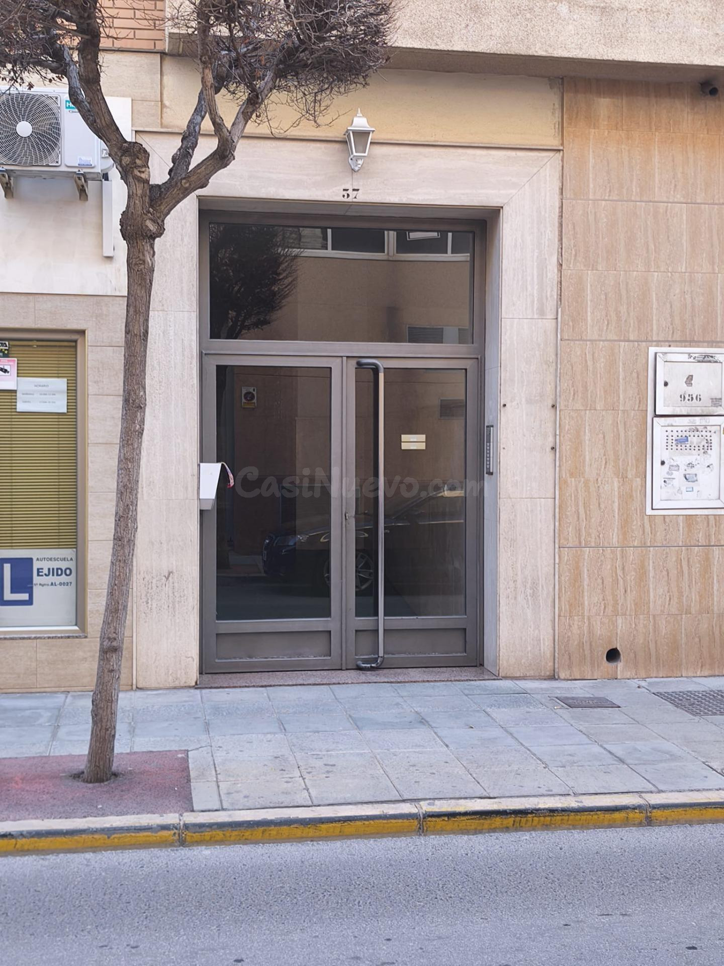 Local comercial de nueva construcción en alquiler - foto 2