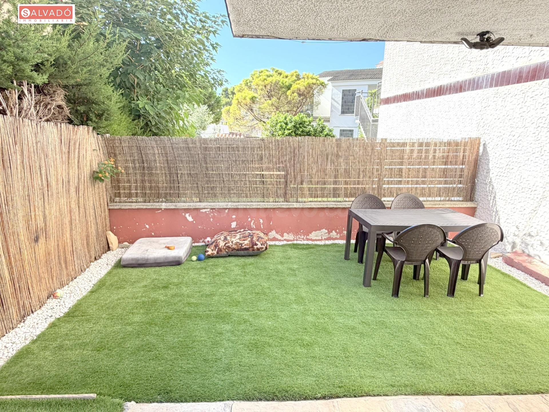 ¡PLANTA BAJA REFORMADA CON AMPLIA TERRAZA AJARDINADA A DOBLE