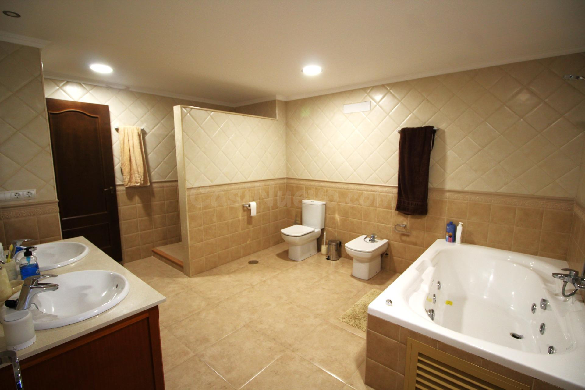Exclusivo Chalet Independiente con Amplia Parcela de Oportun - foto 3