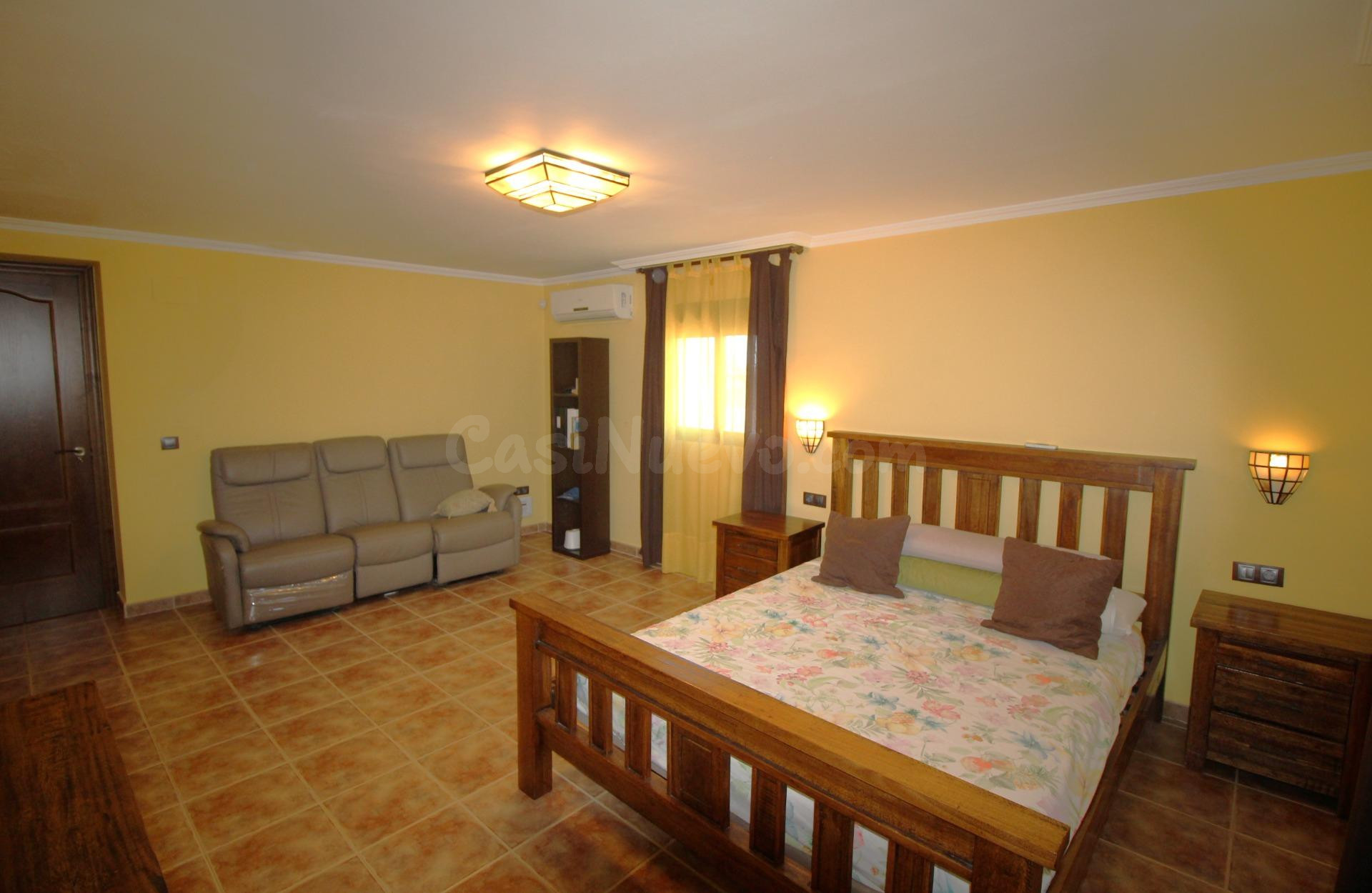 Exclusivo Chalet Independiente con Amplia Parcela de Oportun - foto 4