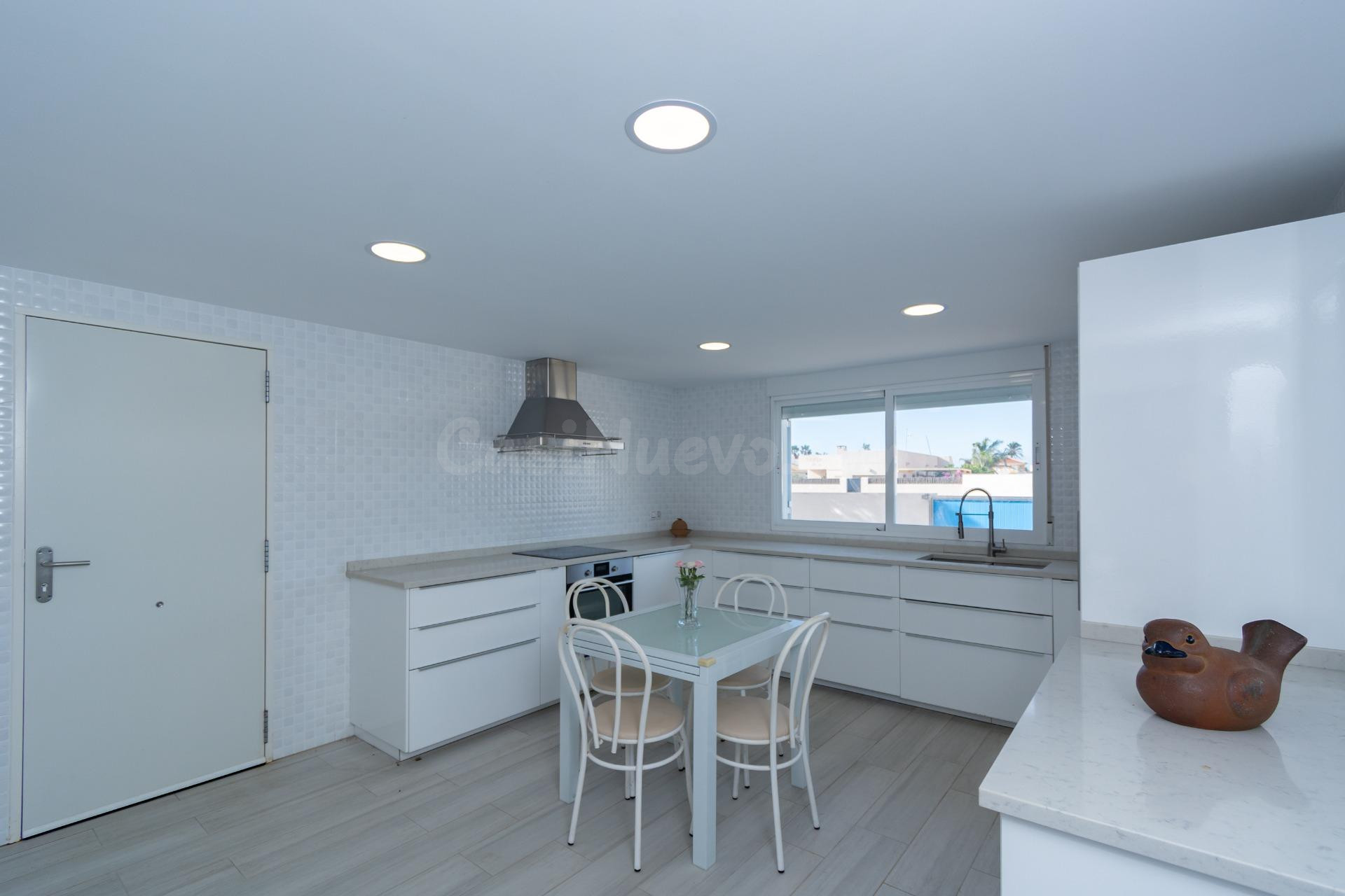 LUJO Y RENTABILIDAD!! Chalet Boutique de 6 Suites junto al M - foto 4