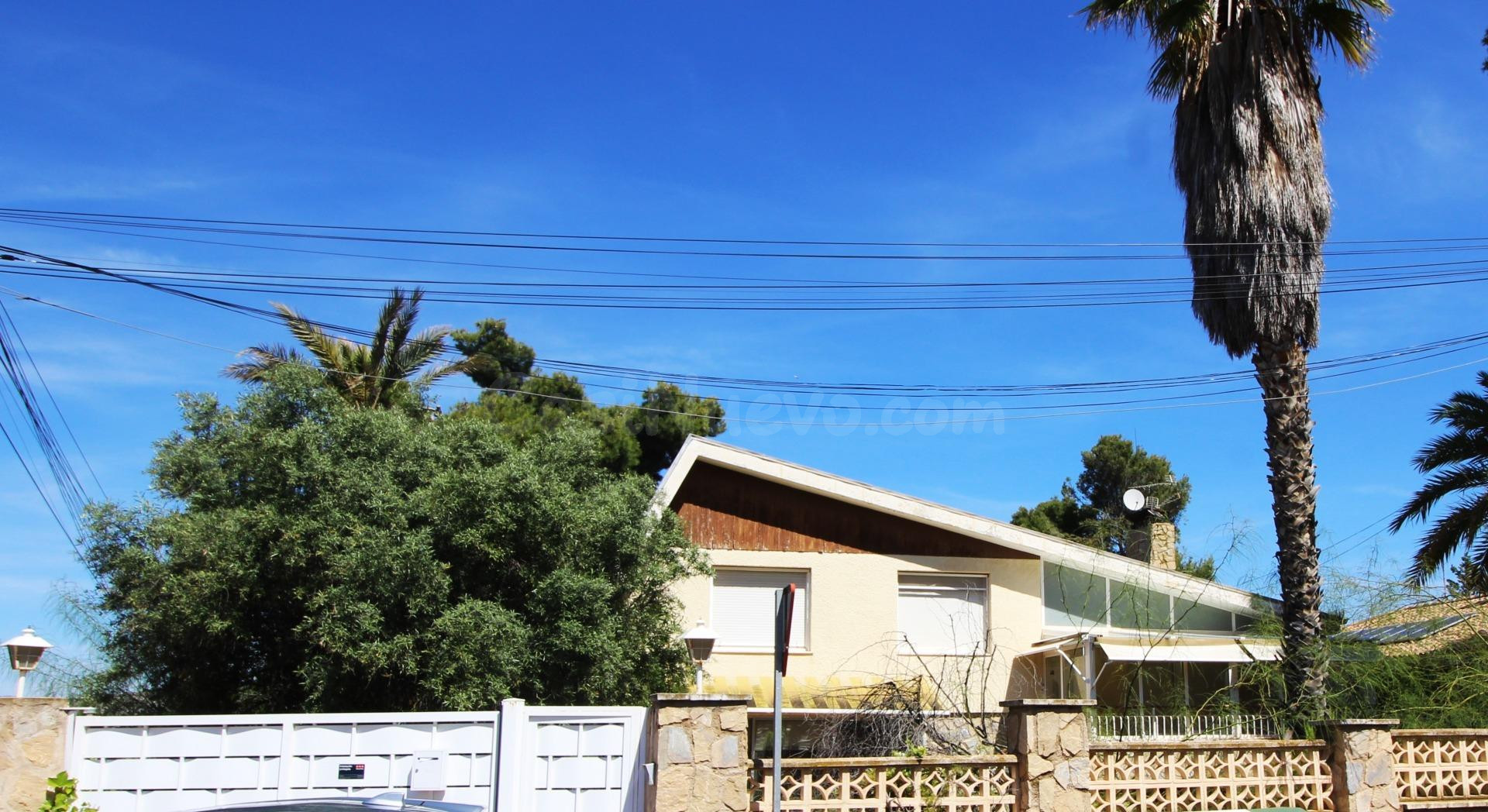 Amplio Chalet en Petrer (Alicante) con Parcela de 809 m2
