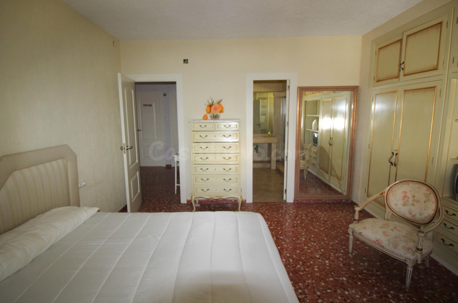 Amplio Chalet en Petrer (Alicante) con Parcela de 809 m2 - foto 3