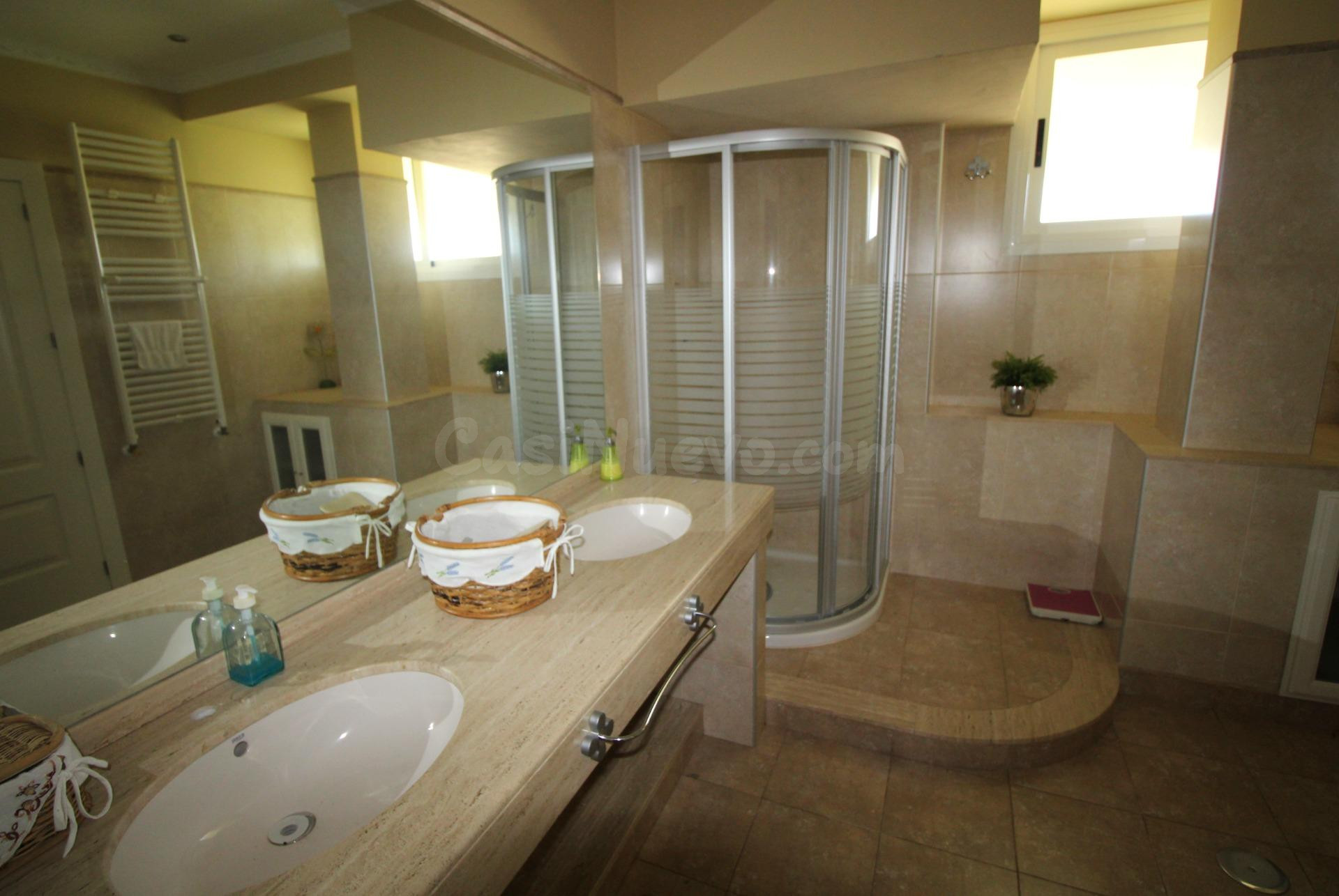 Amplio Chalet en Petrer (Alicante) con Parcela de 809 m2 - foto 4