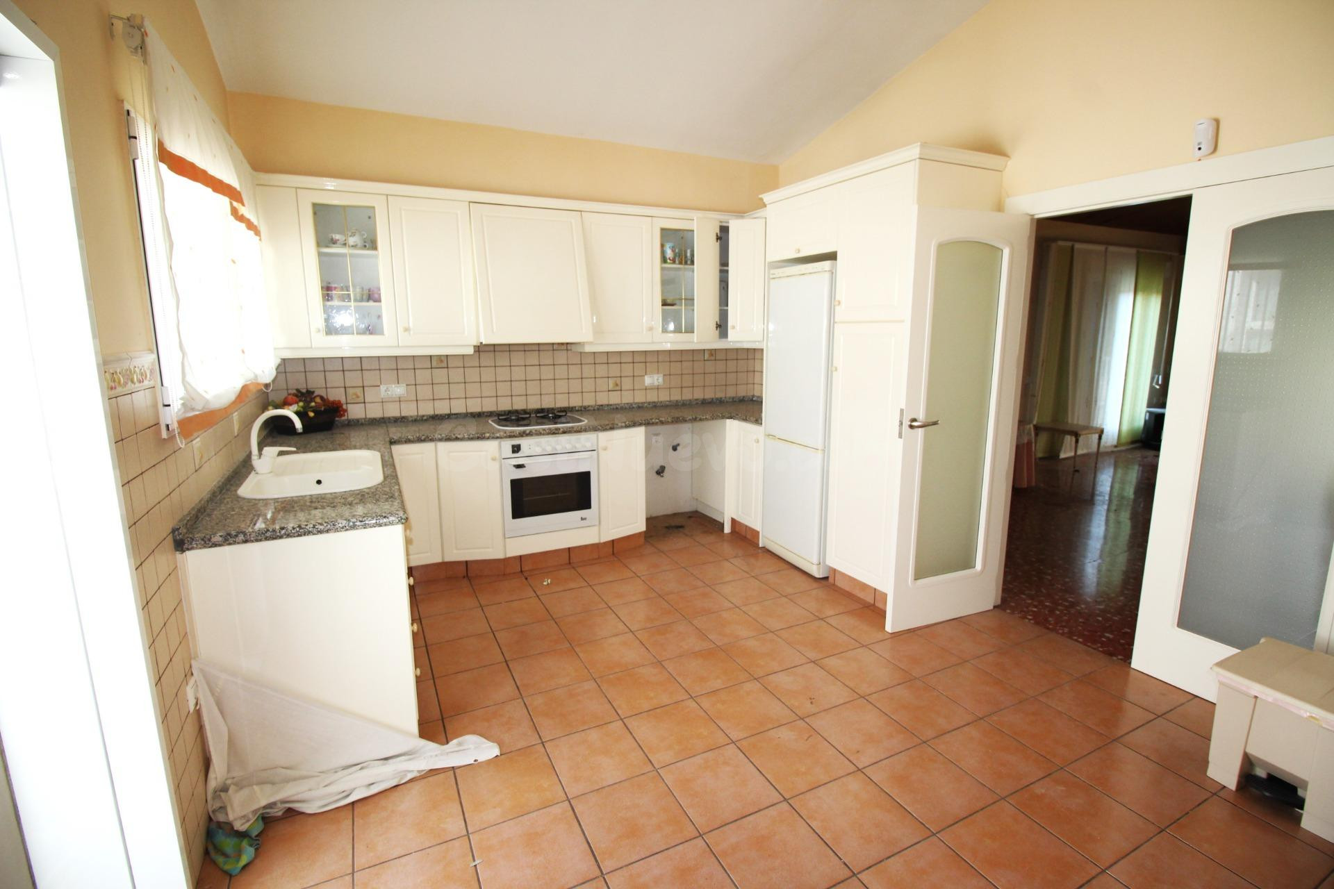 Amplio Chalet en Petrer (Alicante) con Parcela de 809 m2 - foto 5