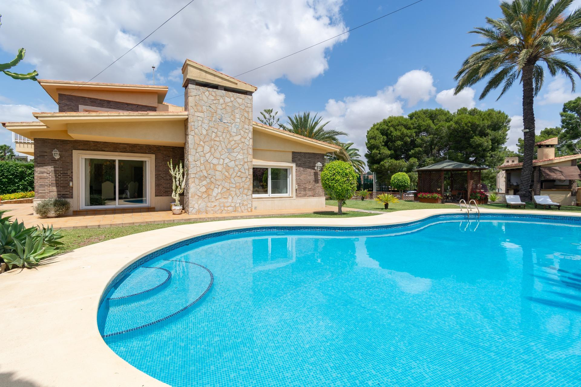 Espectacular y exclusivo chalet en parcela de 2378 m2 con pi