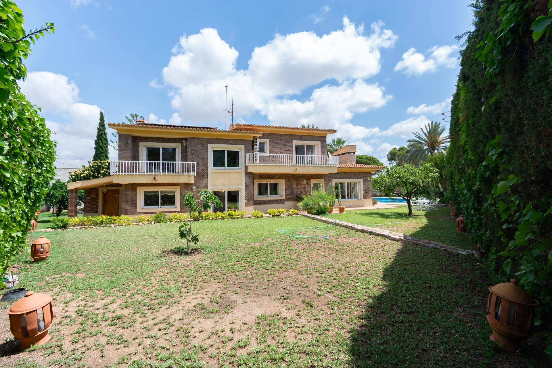 Espectacular y exclusivo chalet en parcela de 2378 m2 con pi - foto 3