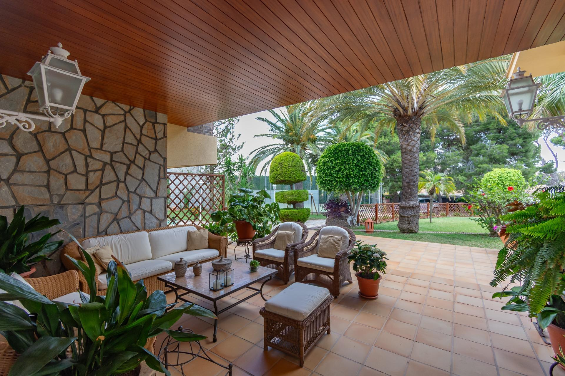 Espectacular y exclusivo chalet en parcela de 2378 m2 con pi - foto 4