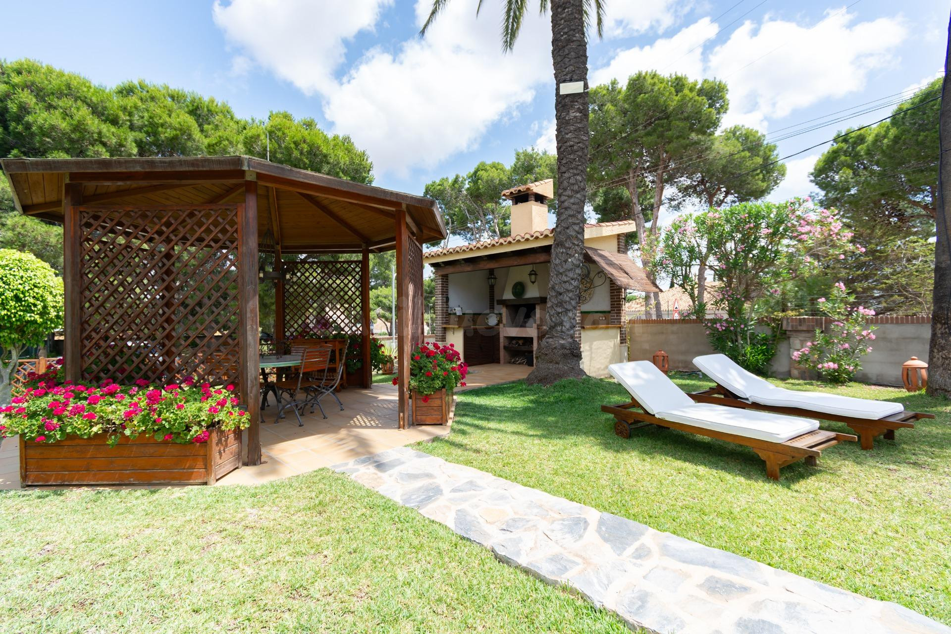 Espectacular y exclusivo chalet en parcela de 2378 m2 con pi - foto 5