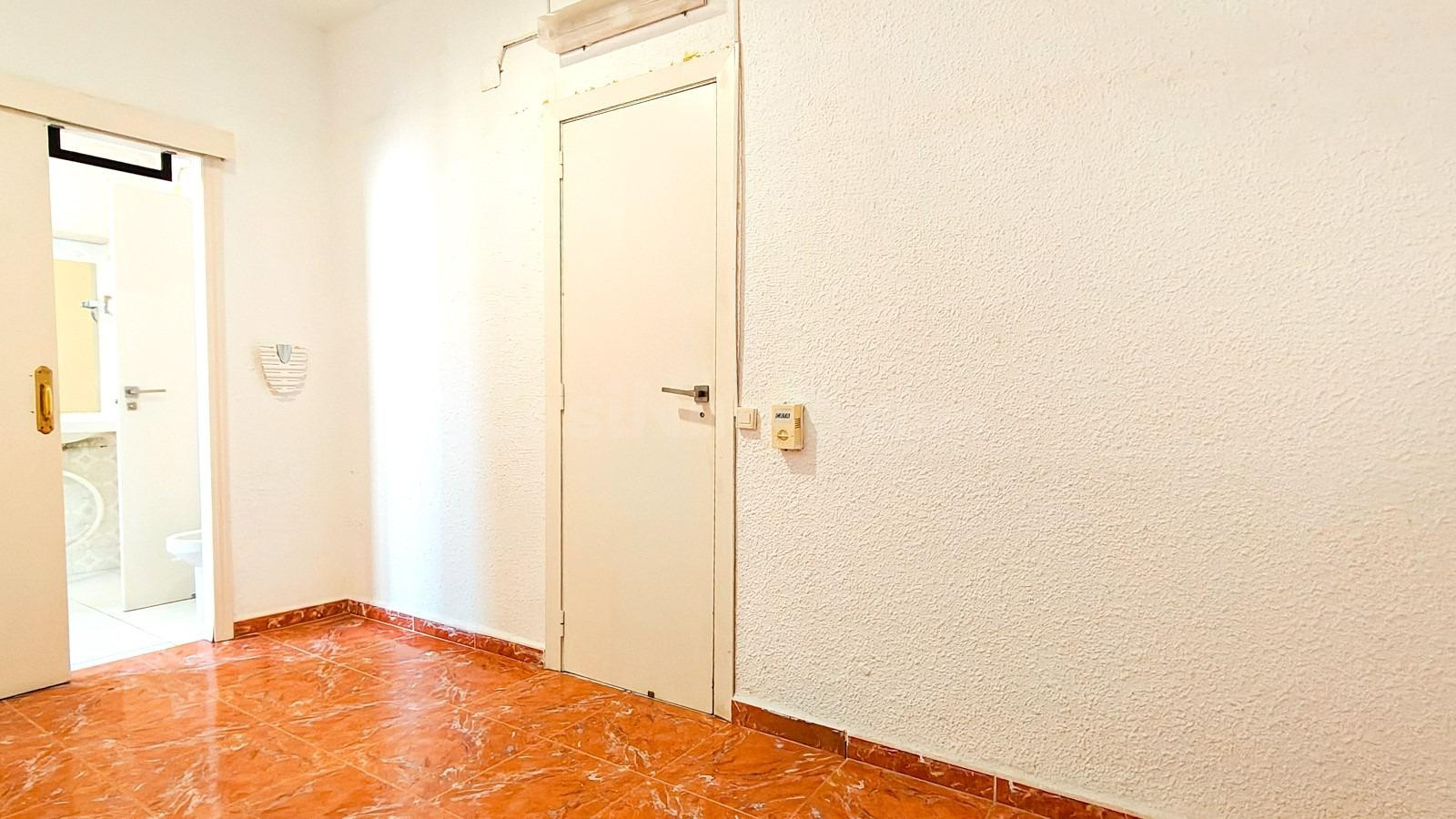 Exclusiva Propiedad en el Corazón de Alicante: Oportunidad Ú - foto 3