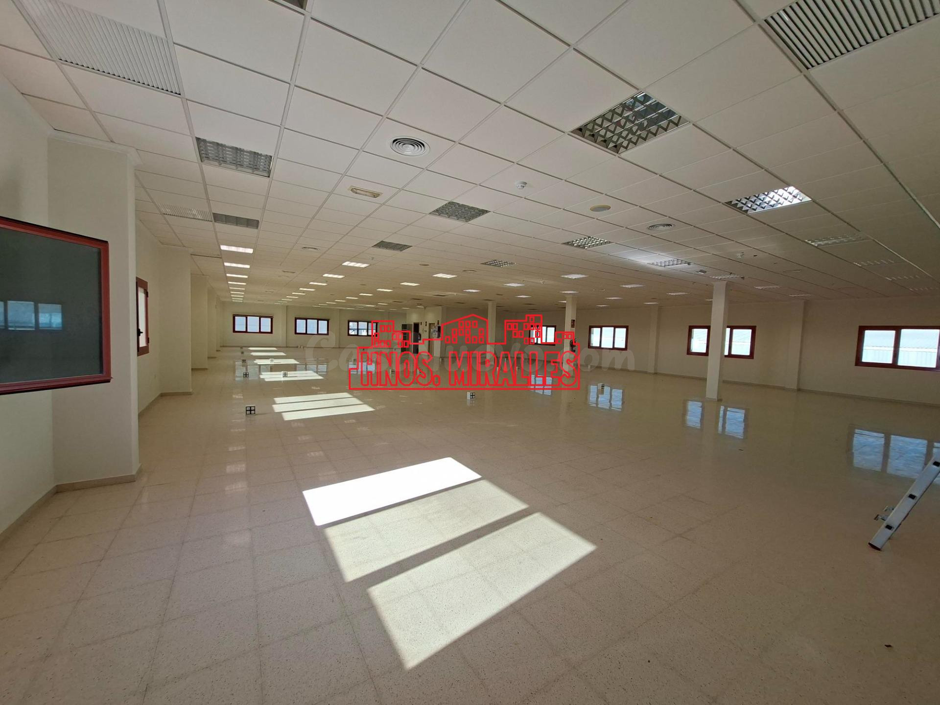 ¡¡ MAGNIFICA OFICINA 600 m2 EN ALQUILER, A 5 MINUTOS DEL AEROPUERTO DE ALICANTE !!
