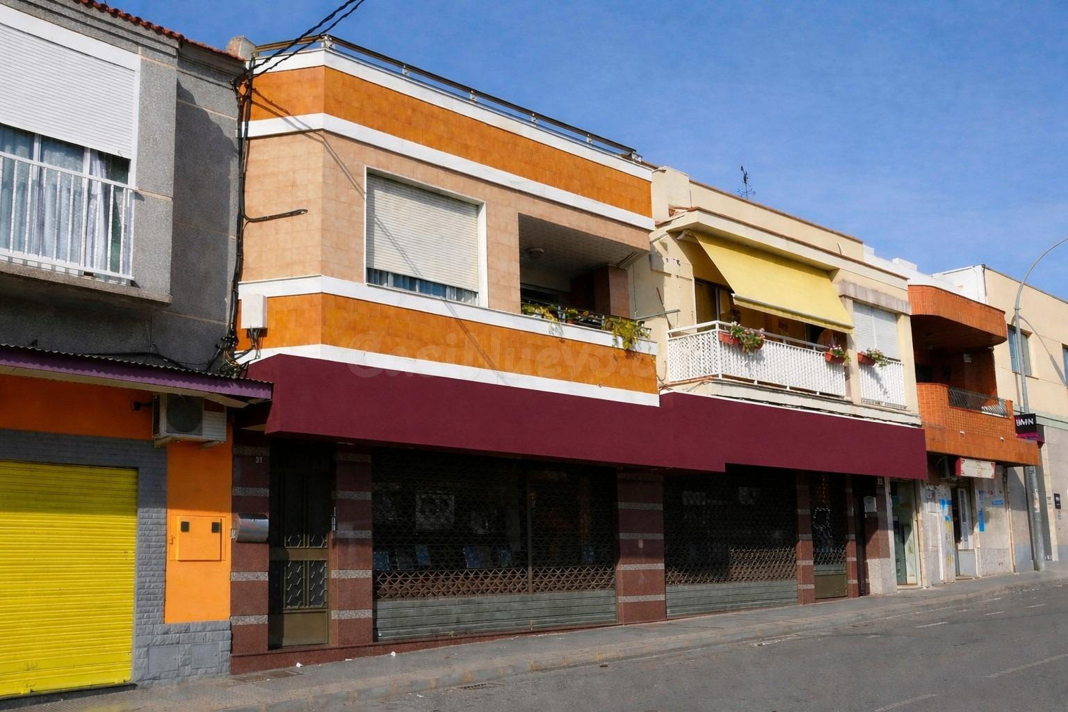 Vivienda + local y amplio garaje en Barrio Peral