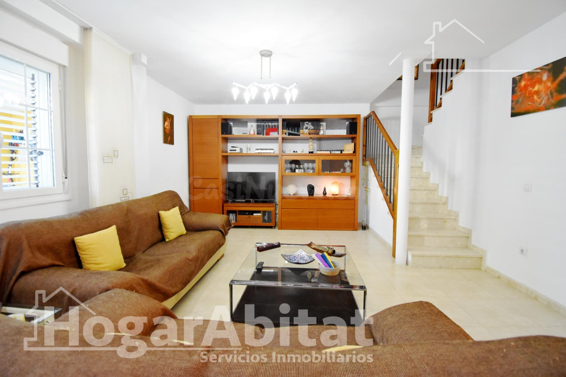 ADOSADO CON 3 TERRAZAS, BALCÓN, PISCINA Y GARAJE