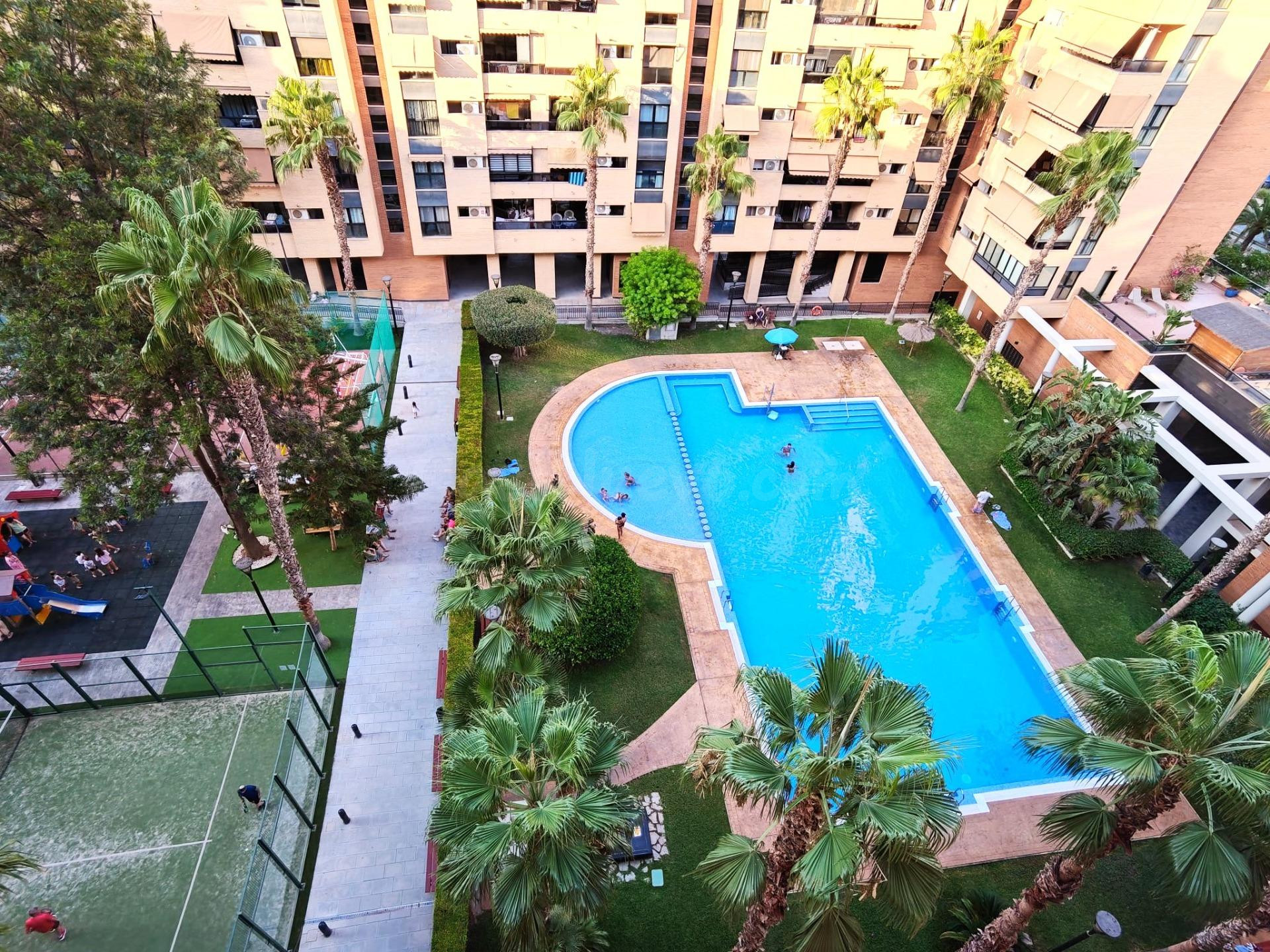 Fantástico piso con urbanización zona Pau I con garaje y tra
