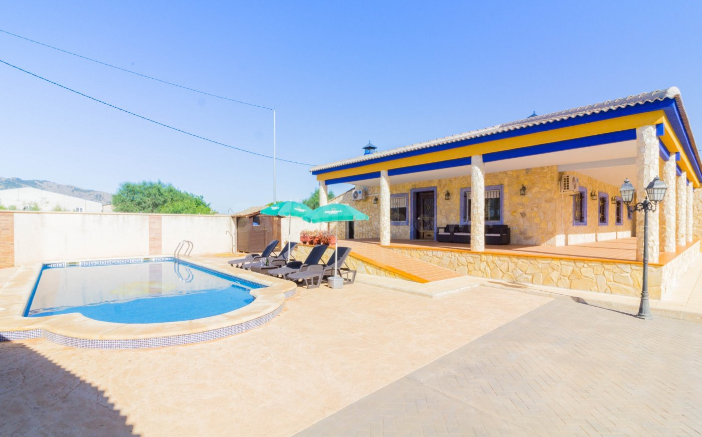VILLA DE LUJO CON PISCINA PRIVADA Y PARCELA DE 3.100M2 EN RE