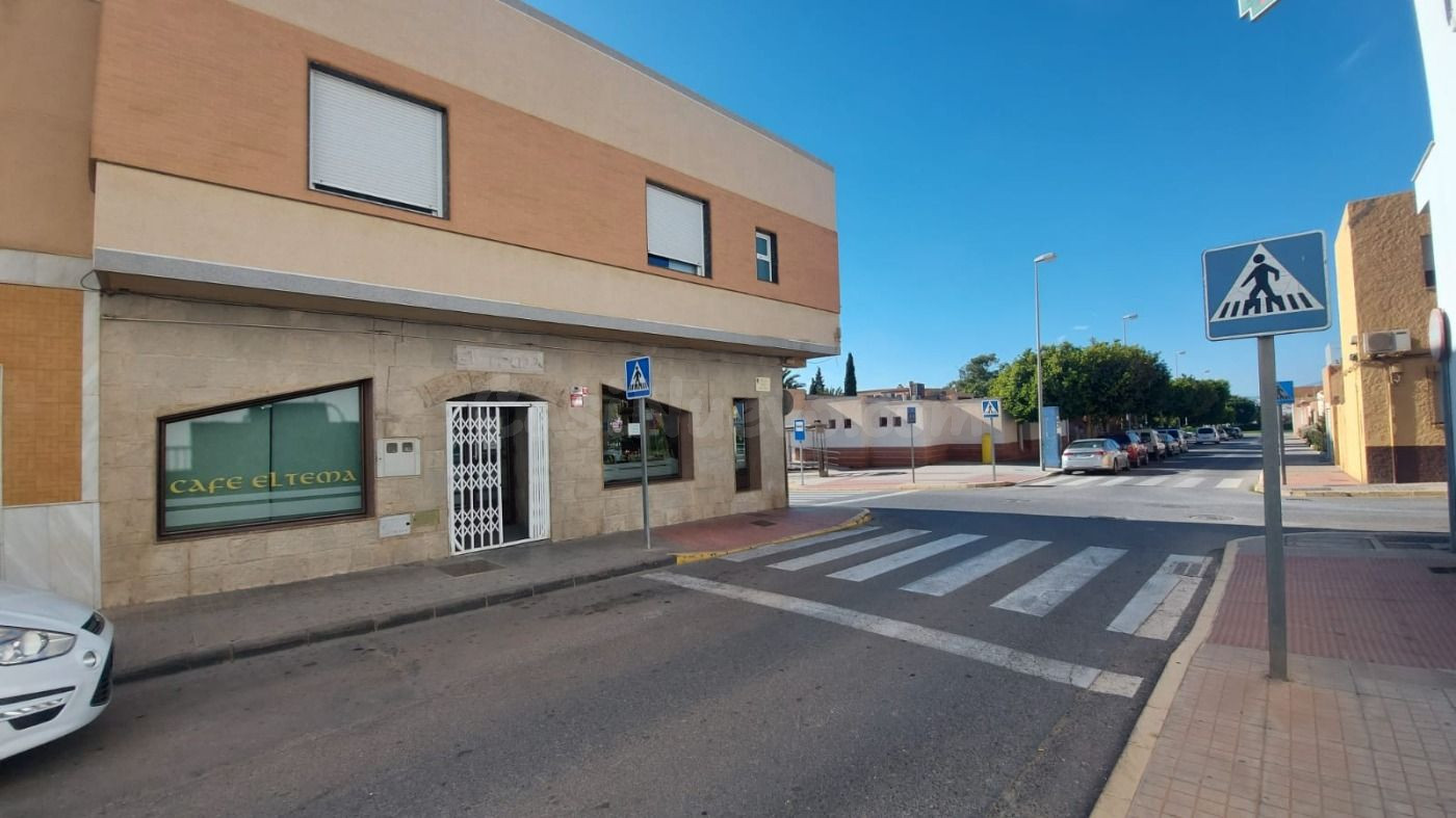 Casa con negocio en funcionamiento en Santa María del Águila