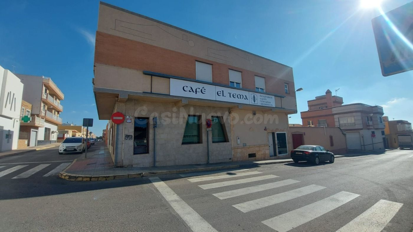 Casa con negocio en funcionamiento en Santa María del Águila - foto 2