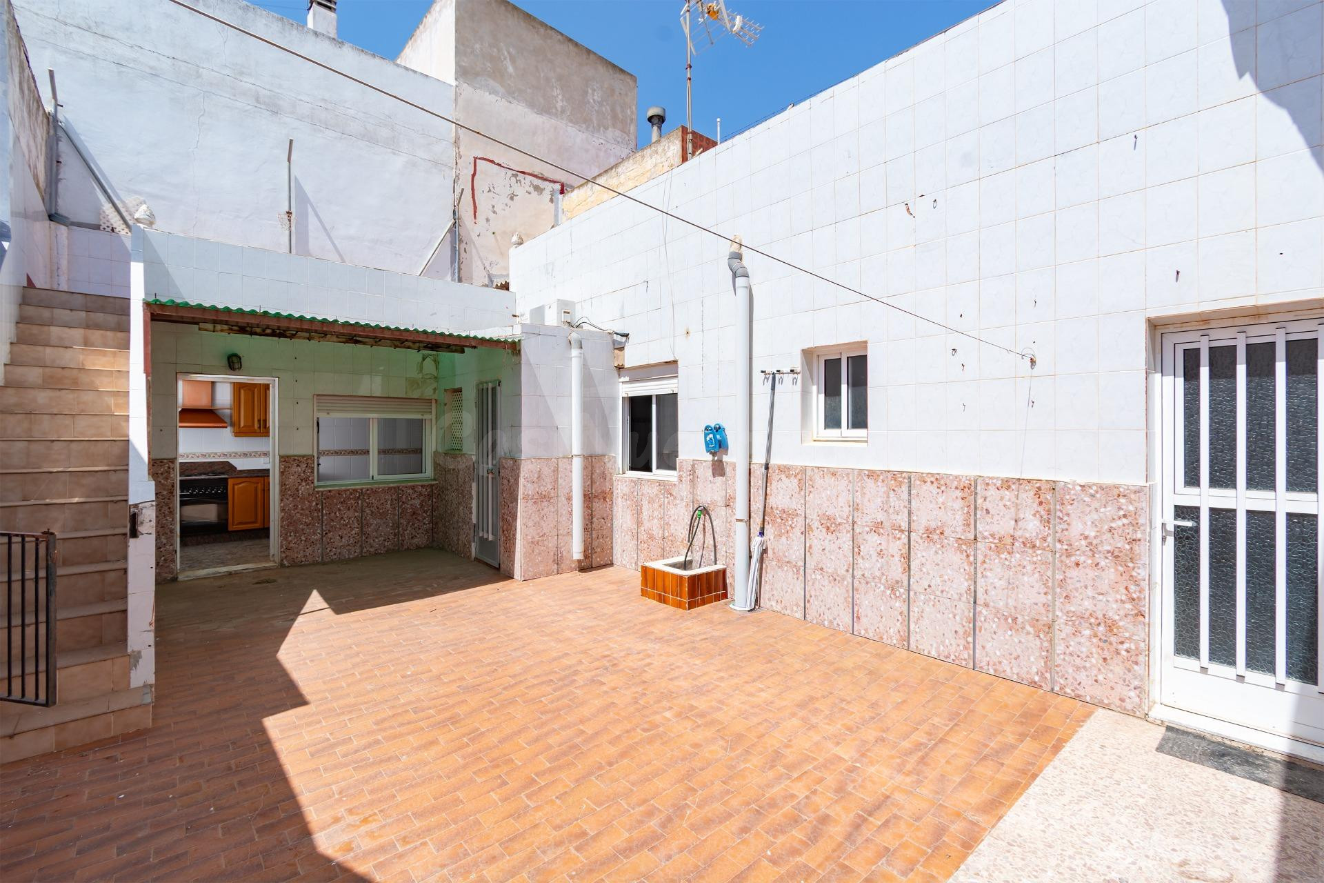 Casa de planta baja con patio grande y terraza en Los Dolore - foto 2