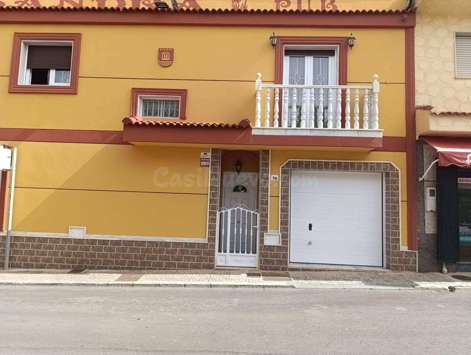 Casa con local acondicionado como pub en venta en la Loma de la Mezquita