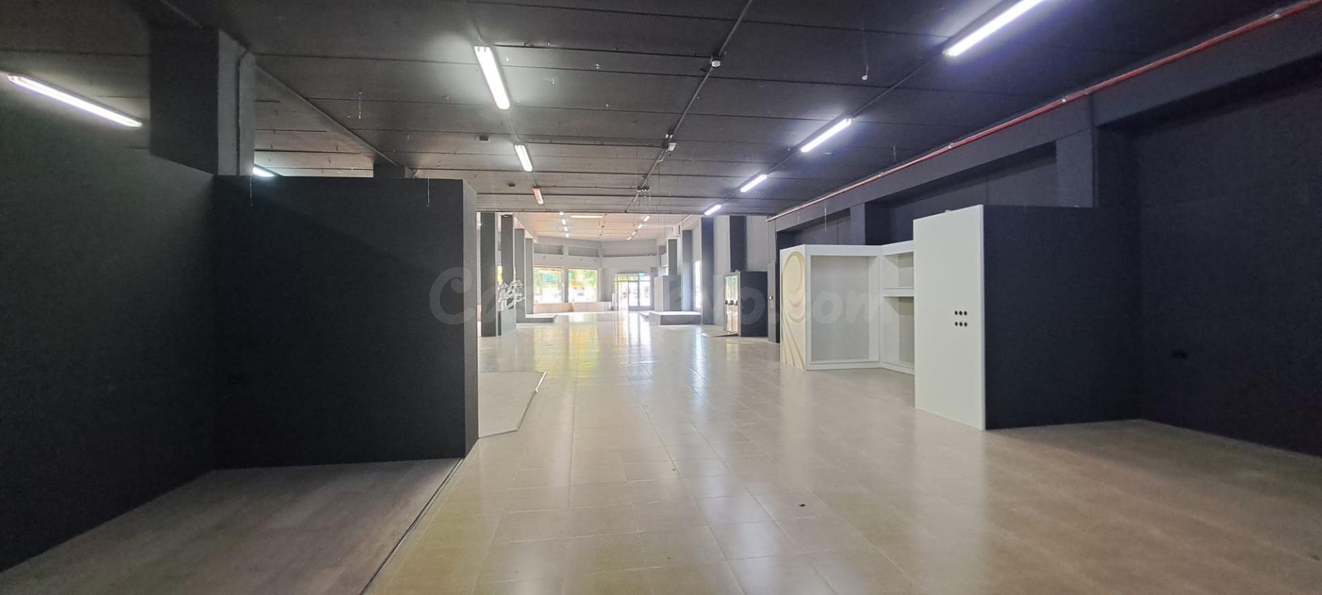SE ALQUILA LOCAL COMERCIAL EN EL CENTRO DE ALMORADI