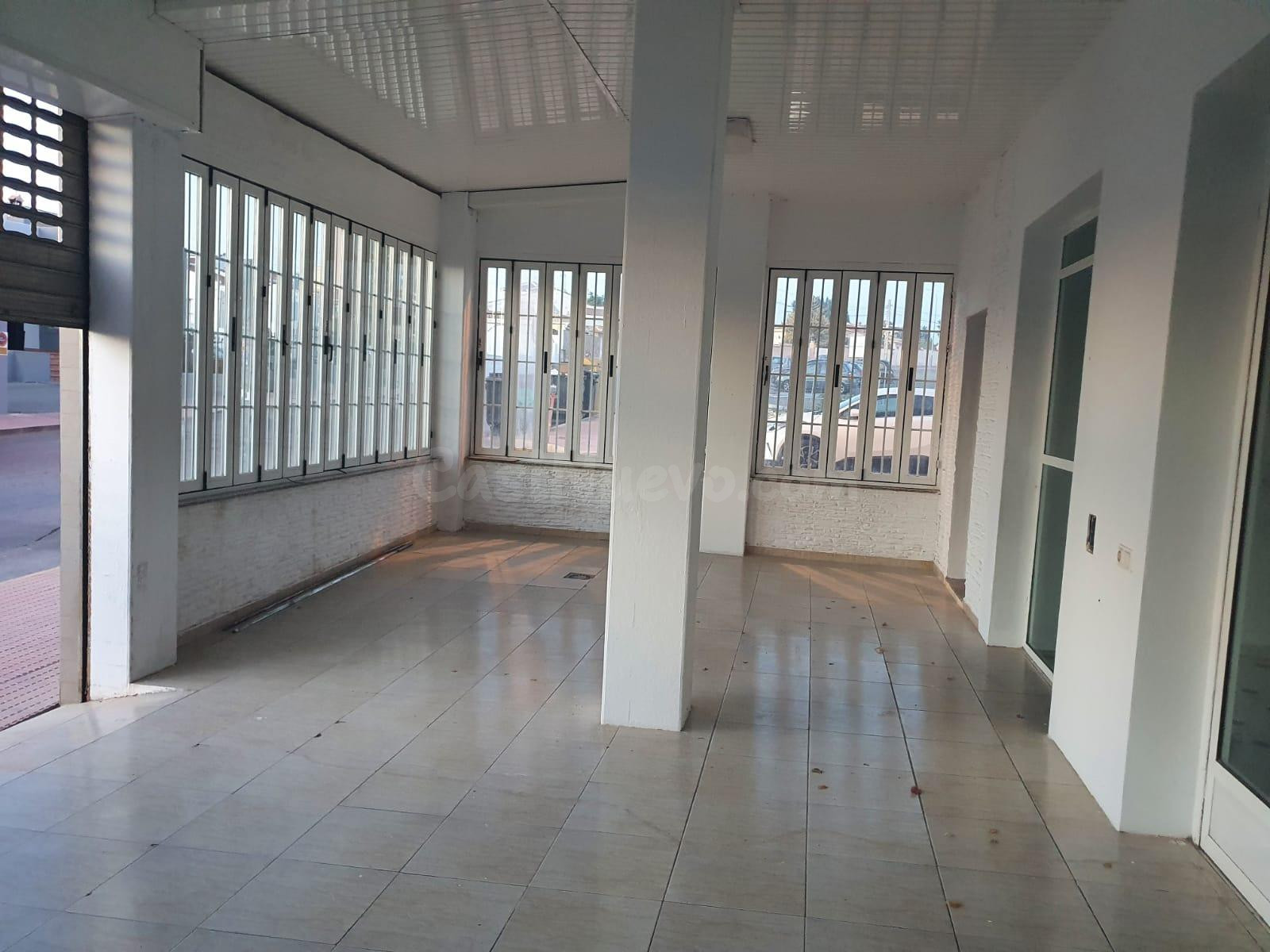 SE VENDE LOCAL COMERCIAL DIVIDIDO EN 3 LOCALES, UNO DE ELLOS
