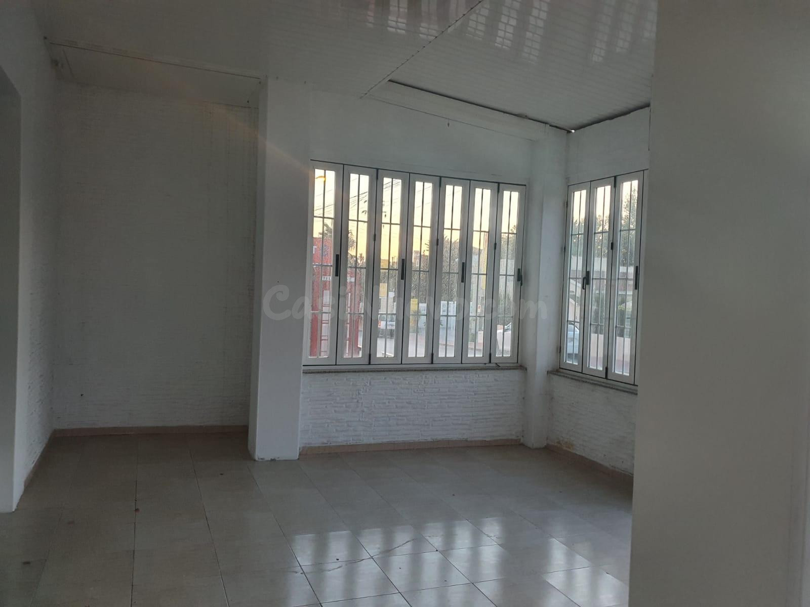 SE VENDE LOCAL COMERCIAL DIVIDIDO EN 3 LOCALES, UNO DE ELLOS - foto 2