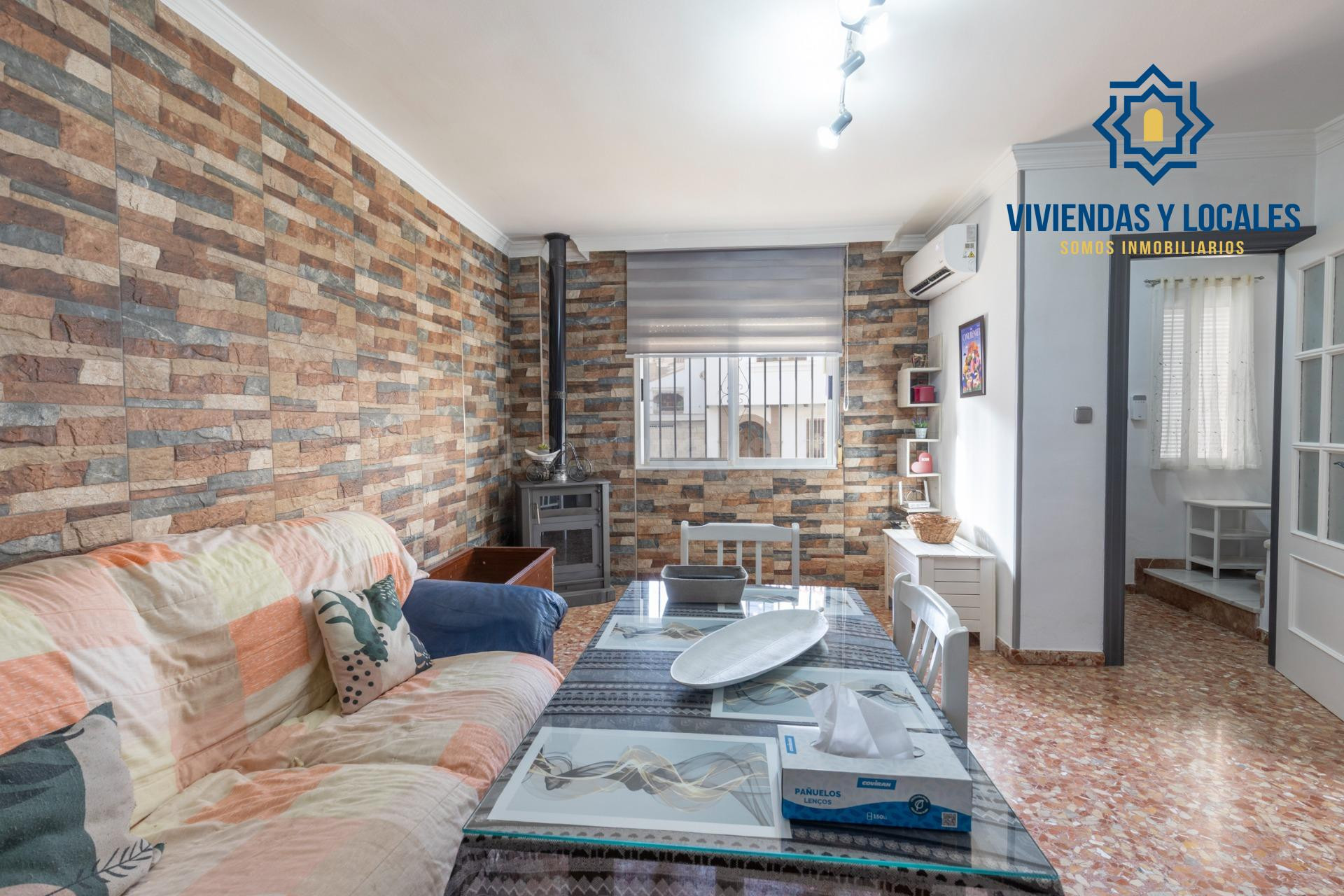 PRECIOSO ADOSADO CON PATIO, TERRAZA, COCHERA Y ESTUFA DE LEÑ