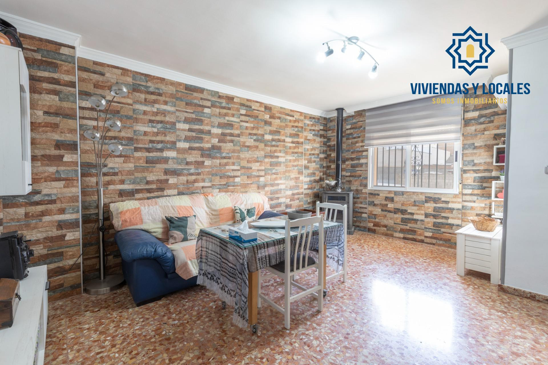 PRECIOSO ADOSADO CON PATIO, TERRAZA, COCHERA Y ESTUFA DE LEÑ - foto 2