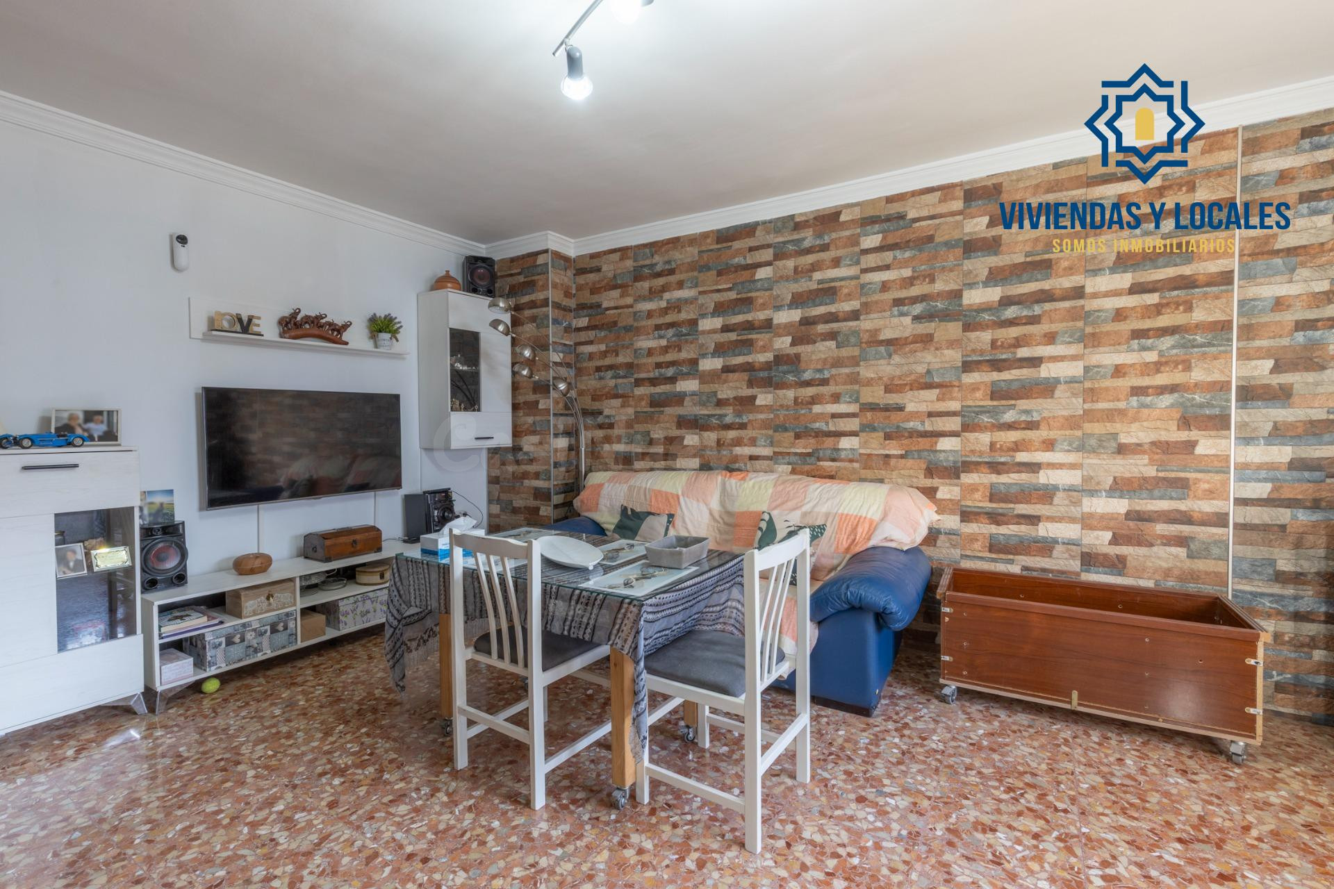 PRECIOSO ADOSADO CON PATIO, TERRAZA, COCHERA Y ESTUFA DE LEÑ - foto 3