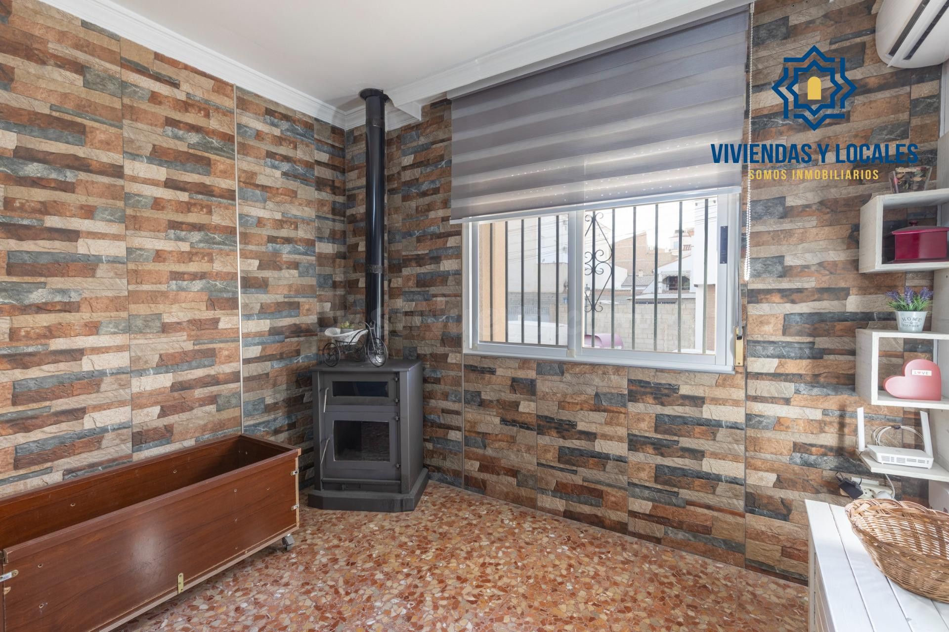 PRECIOSO ADOSADO CON PATIO, TERRAZA, COCHERA Y ESTUFA DE LEÑ - foto 4