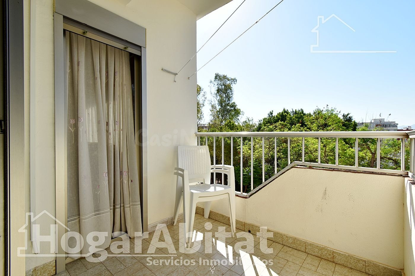 Muy amplio con balcón, exterior y muchísima luz natural - foto 4