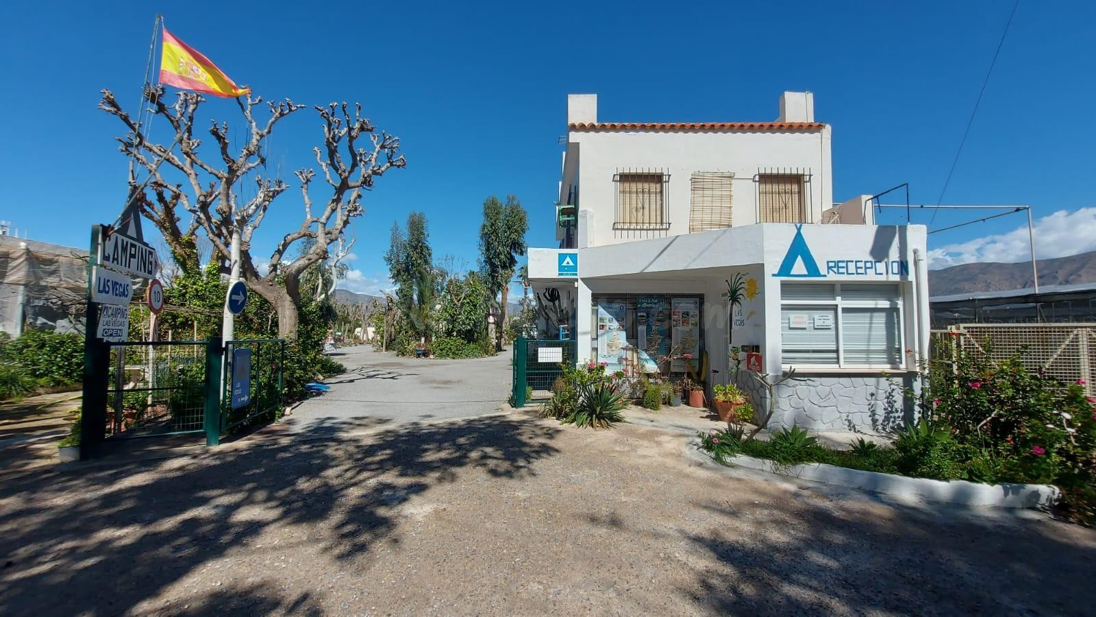 Camping Las Vegas en venta en Adra a 100 metros de la playa - foto 2