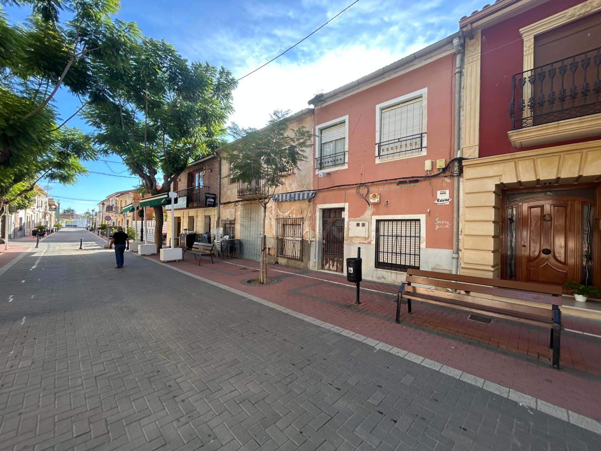 Frente a la Iglesia en El Hondón de los Frailes