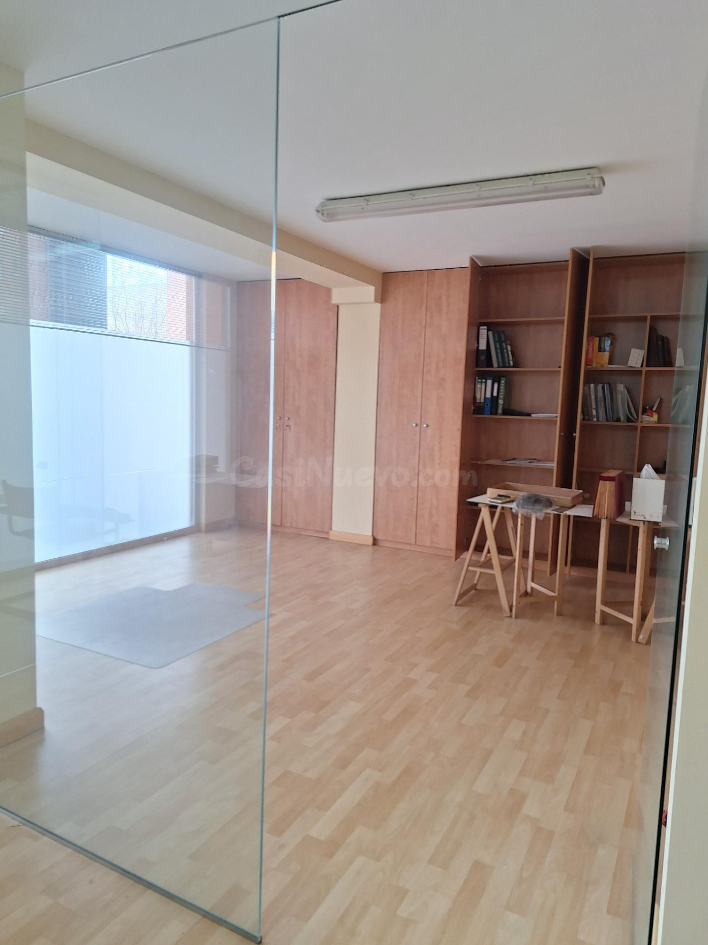 Amplio Local Comercial en Alquiler - Buztintxuri, Pamplona