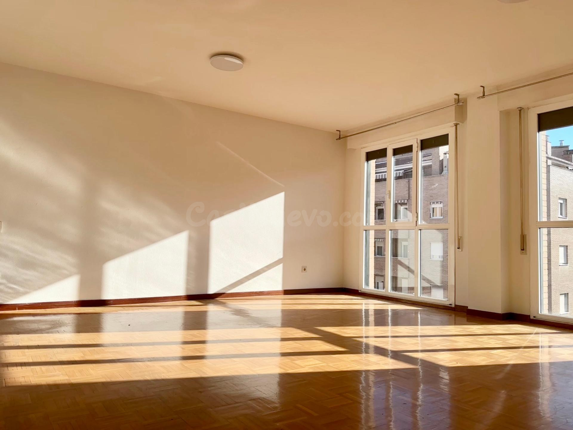 AMPLIO Y LUMINOSO PISO DE 3 DORMITORIOS EN ANSOÁIN - foto 3