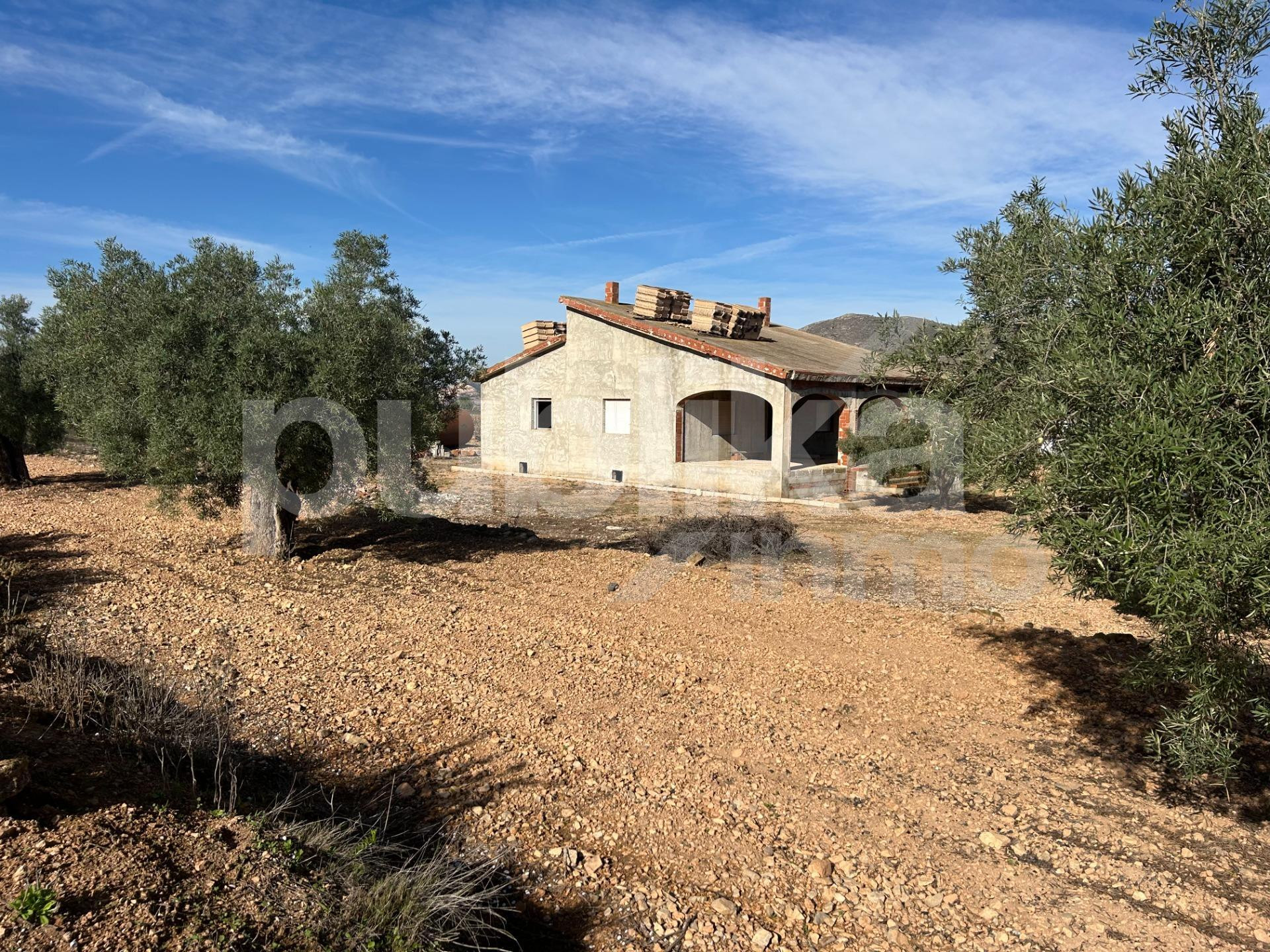 Finca rústica con construcción