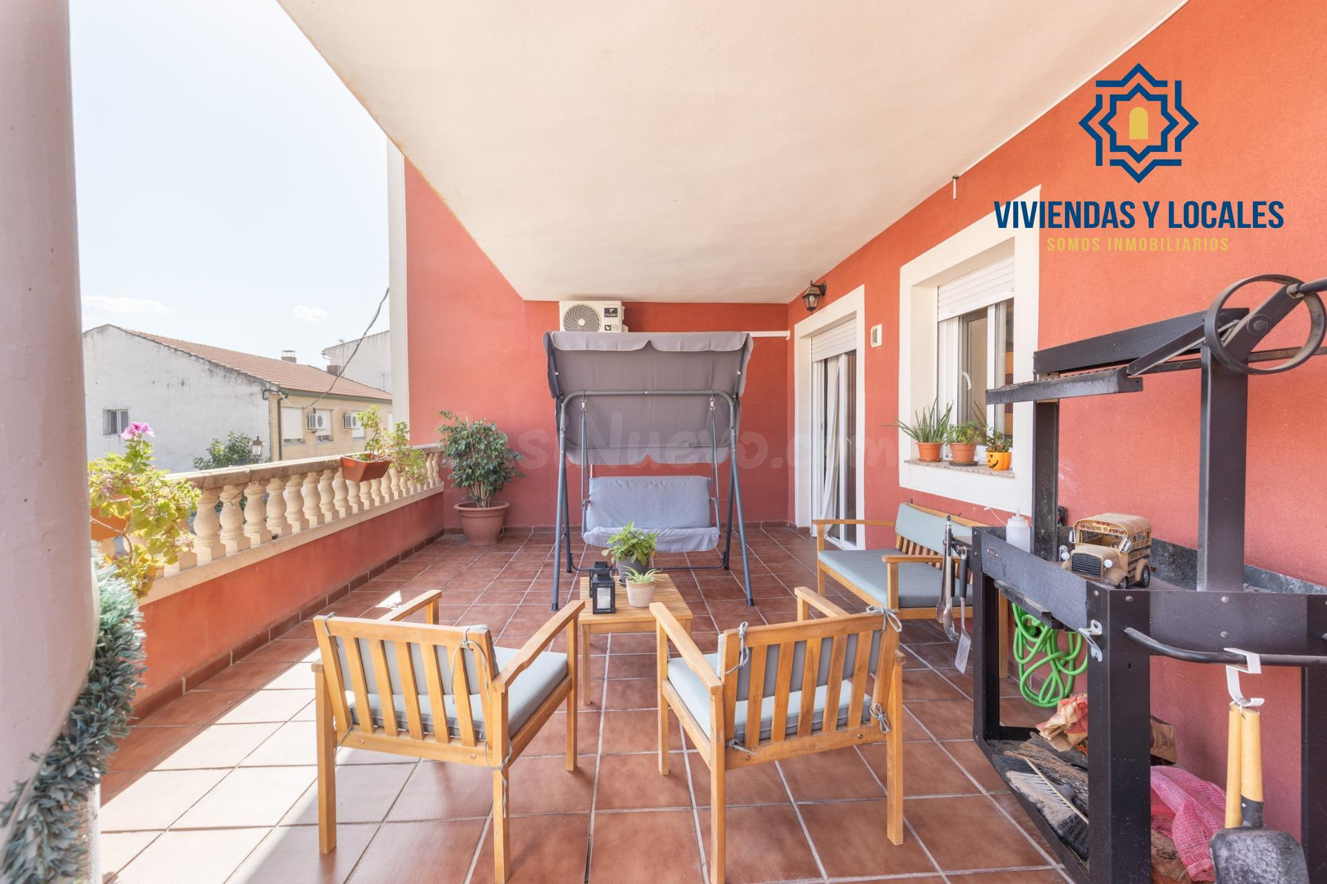 PISO CON TERRAZA DE 31 m2 Y COCHERA EN EL CENTRO DE HIJAR - foto 2