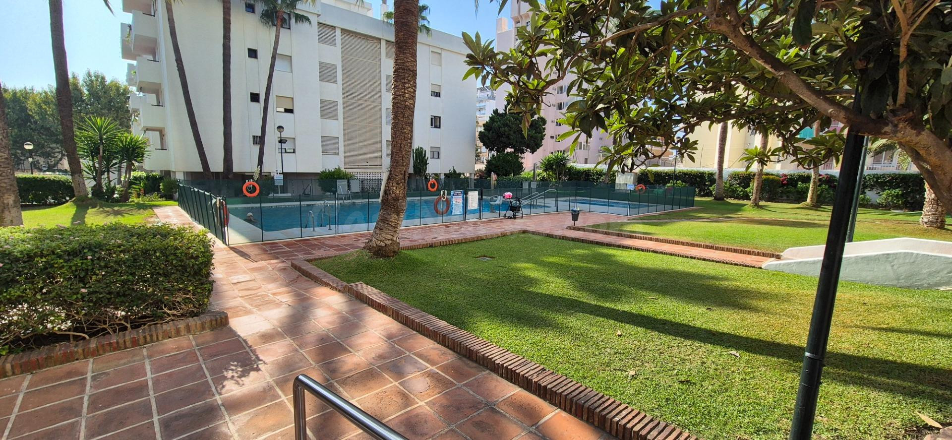 EN VENTA PISO EN LA CARIHUELA con 4 dormitorios y 2 baños en