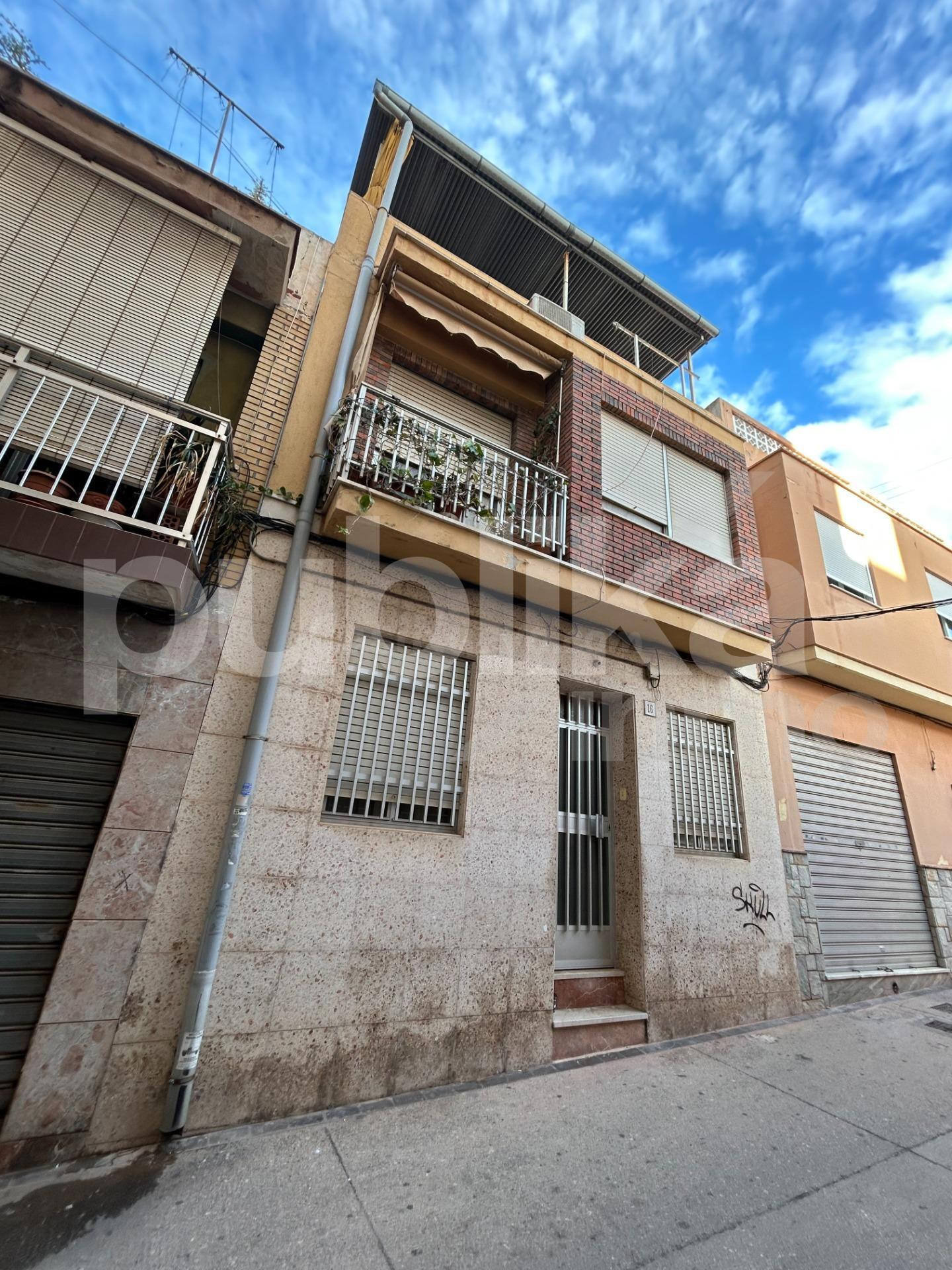 Vivienda unifamiliar con VADO en el corazón de Santa Pola