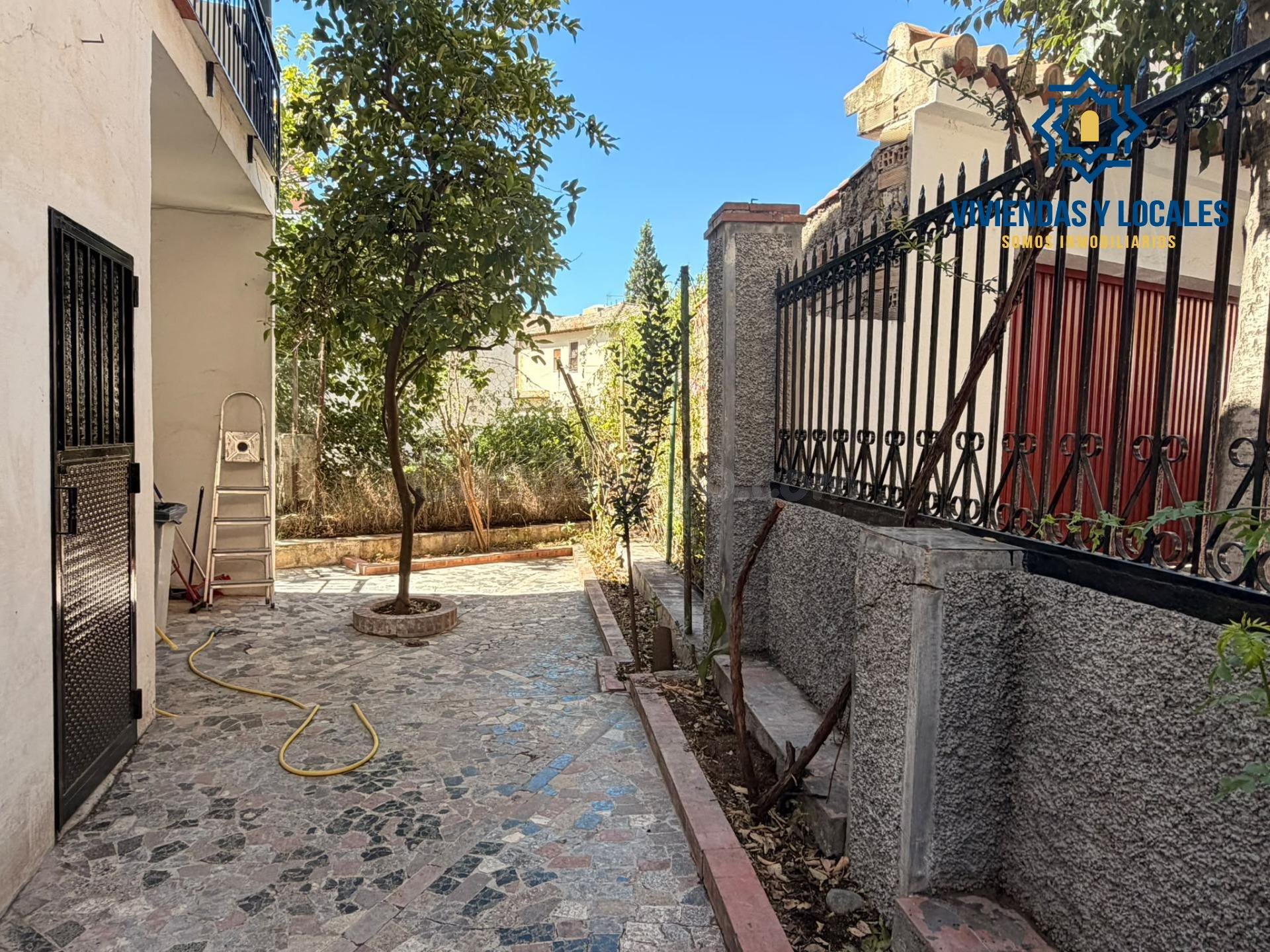 DISPONIBLE CASA CON PATIO EN CARRETERA DE LA SIERRA
