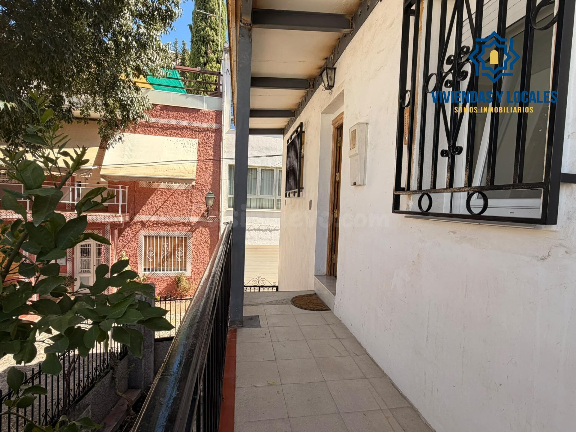 DISPONIBLE CASA CON PATIO EN CARRETERA DE LA SIERRA - foto 4