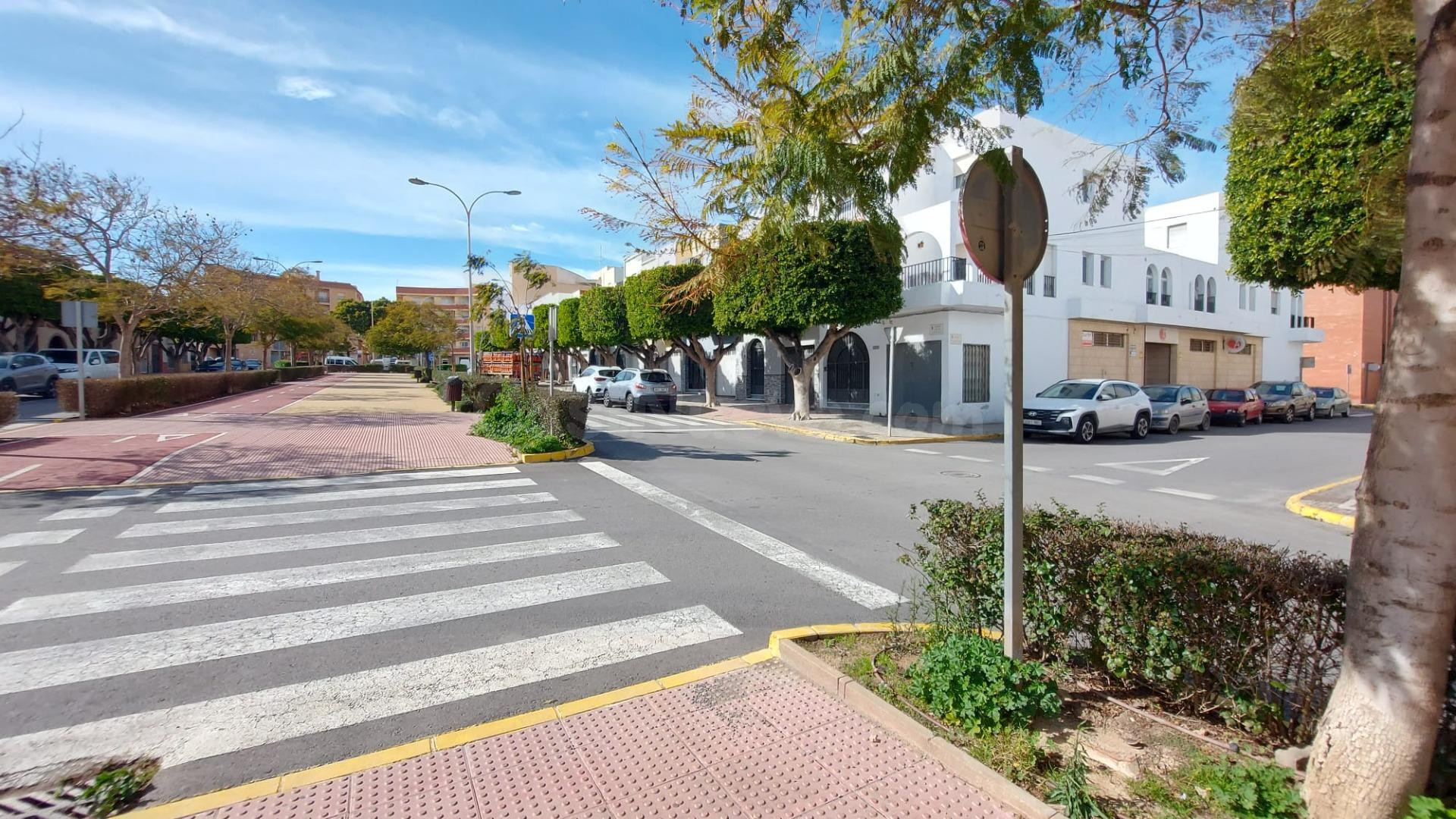 Amplio Local Comercial en El Ejido - Ideal para Negocios Eme - foto 2