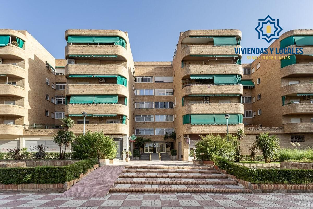 Piso con plaza de garaje cerrada junto a La Inmaculada, frente al río Genil.
