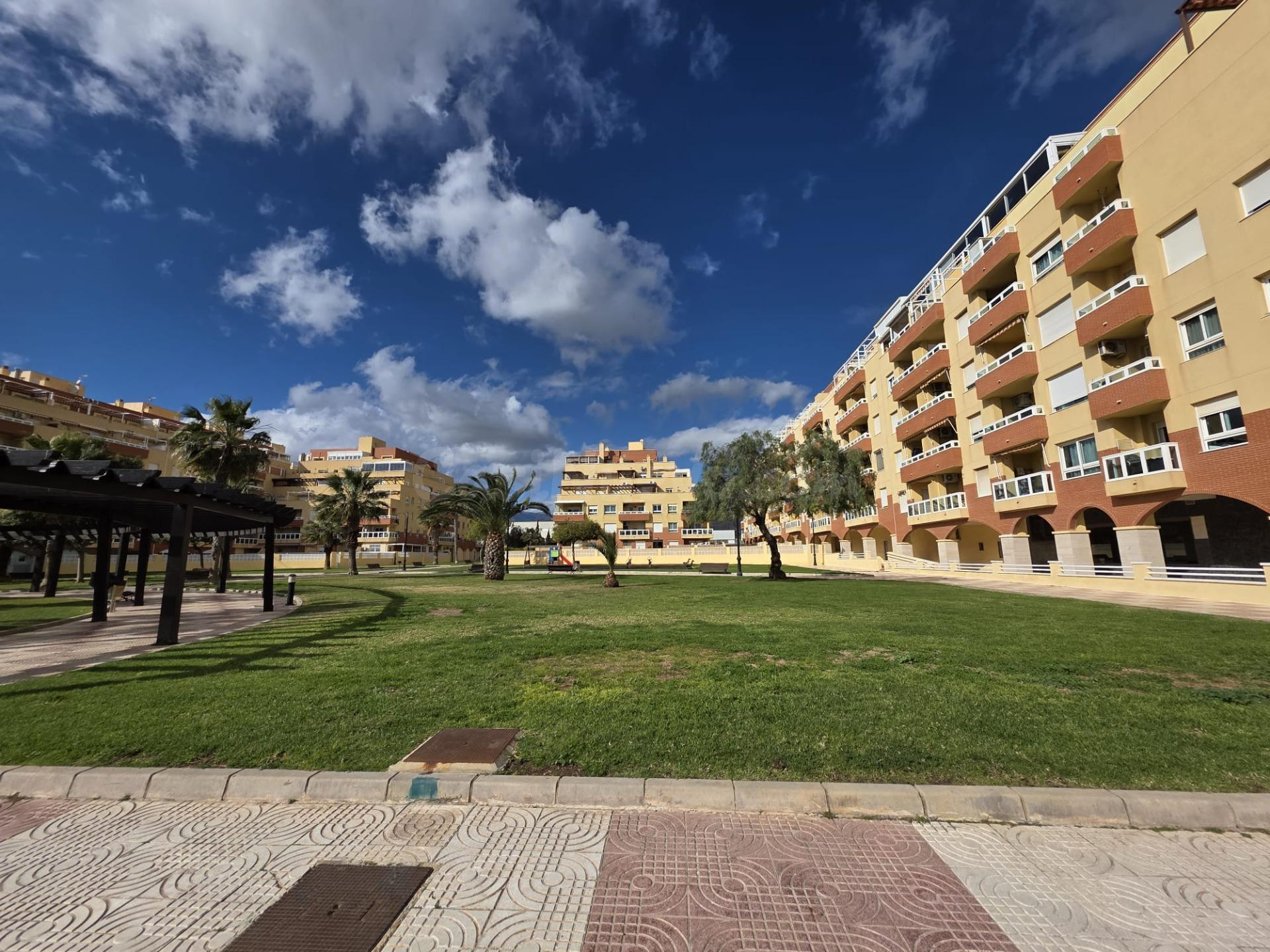 Local en basto en Aguadulce