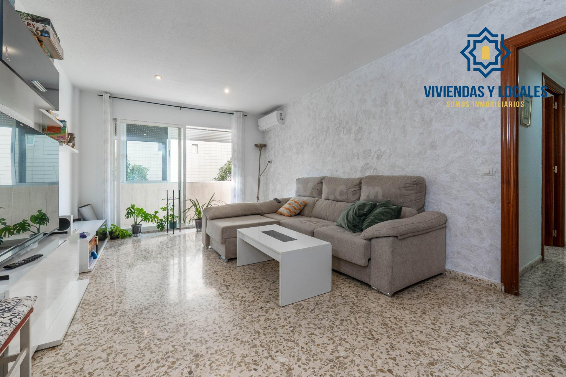 Piso de 3 dormitorios con piscina comunitaria en Maracena