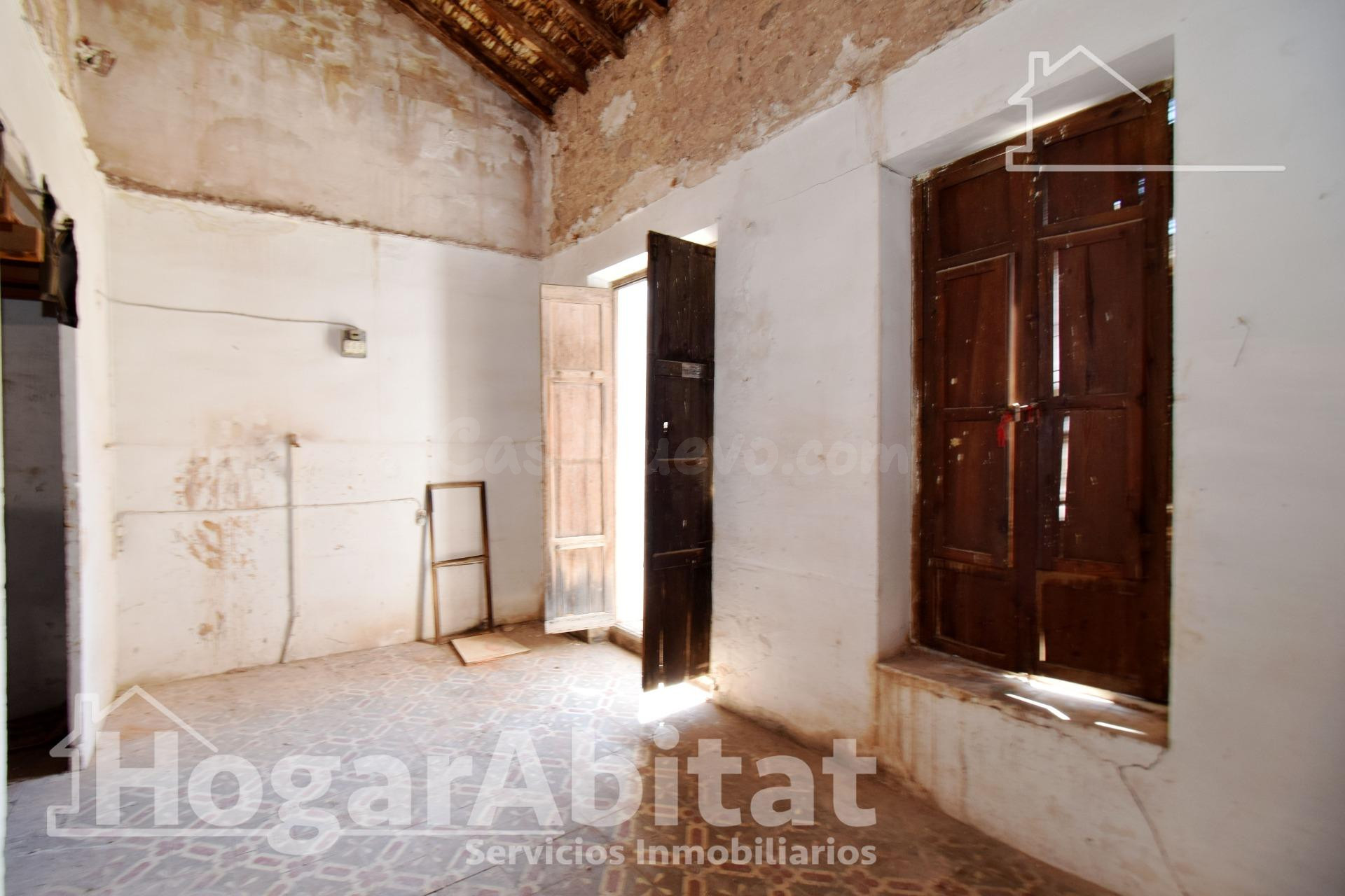 ¡GRAN OPORTUNIDAD! CASA ESQUINERA PARA REFORMAR CON GARAJE,  - foto 2