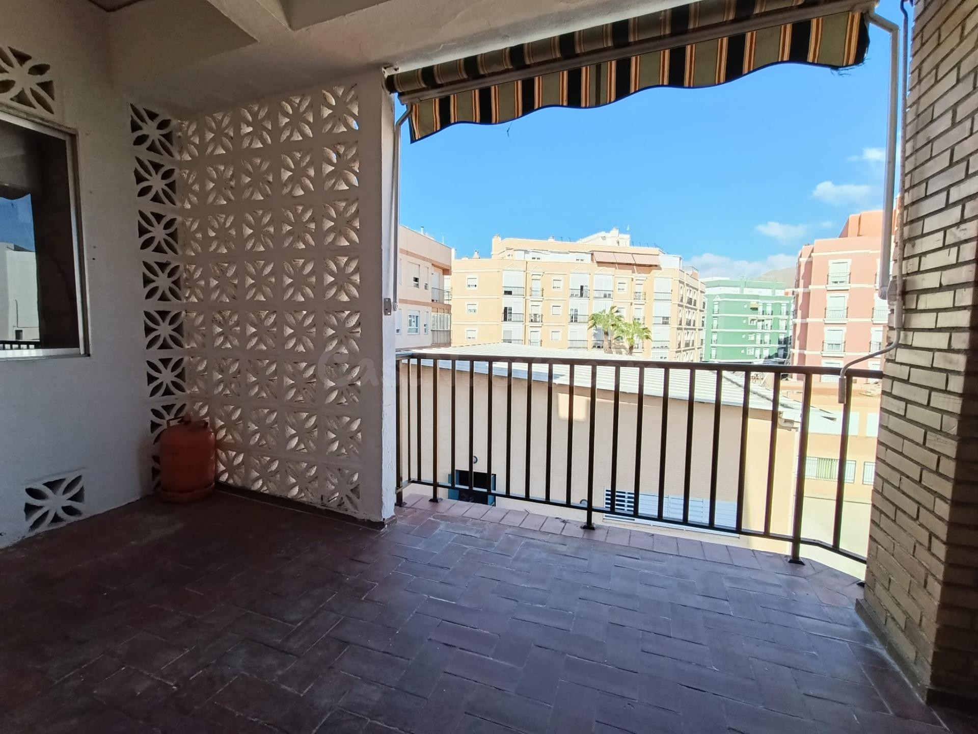 Piso en alquiler de 2 dormitorios en Adra - foto 2