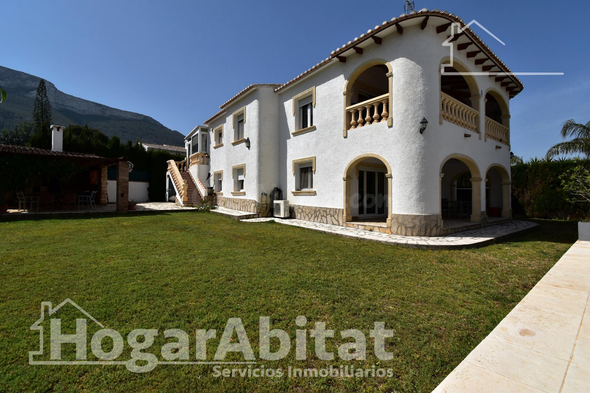 EXCLUSIVA VILLA MEDITERRÁNEA CON AMPLIO JARDÍN, GARAJE, PISC