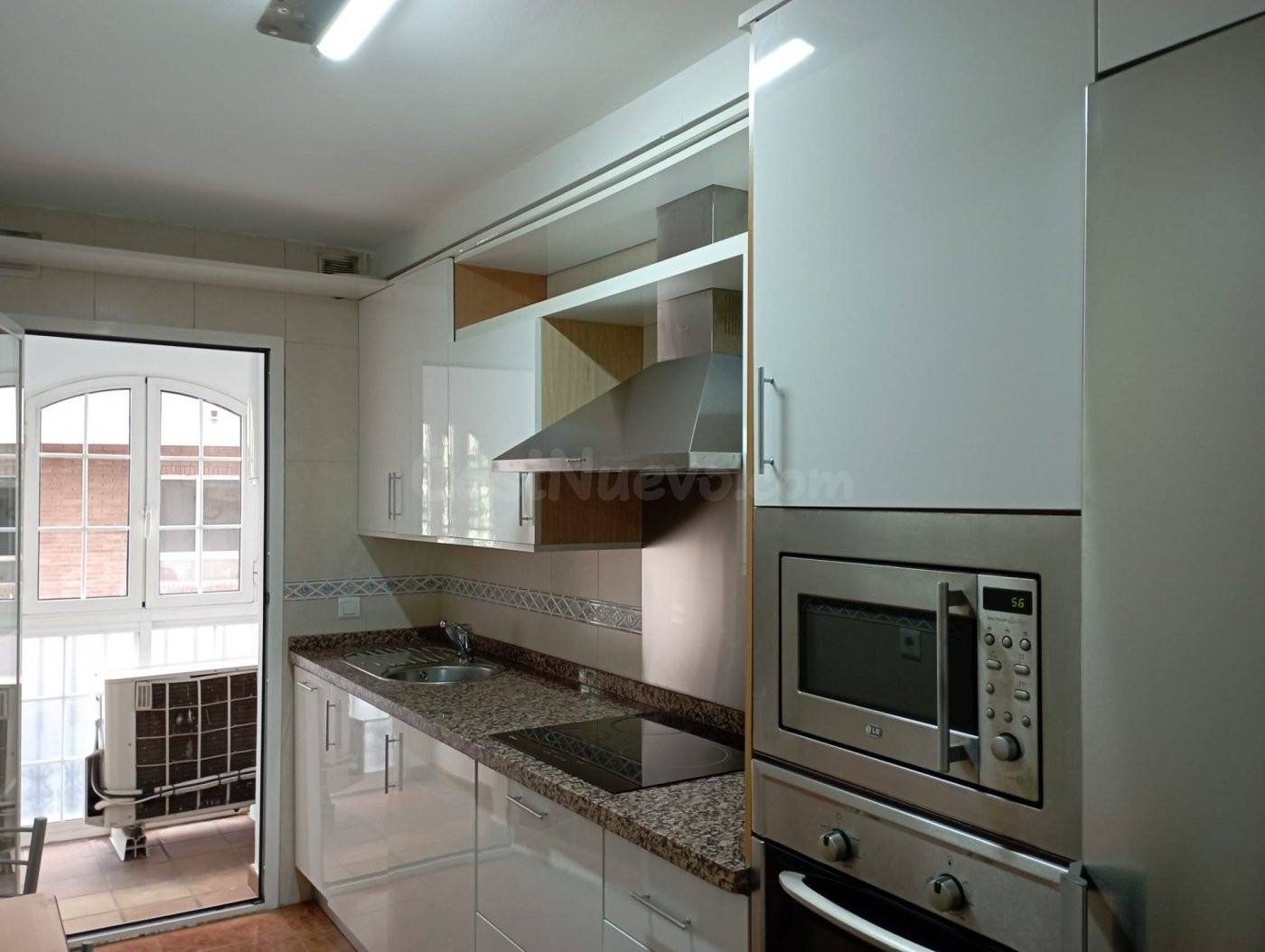 Piso totalmente exterior de 2 habitaciones con garaje - foto 2