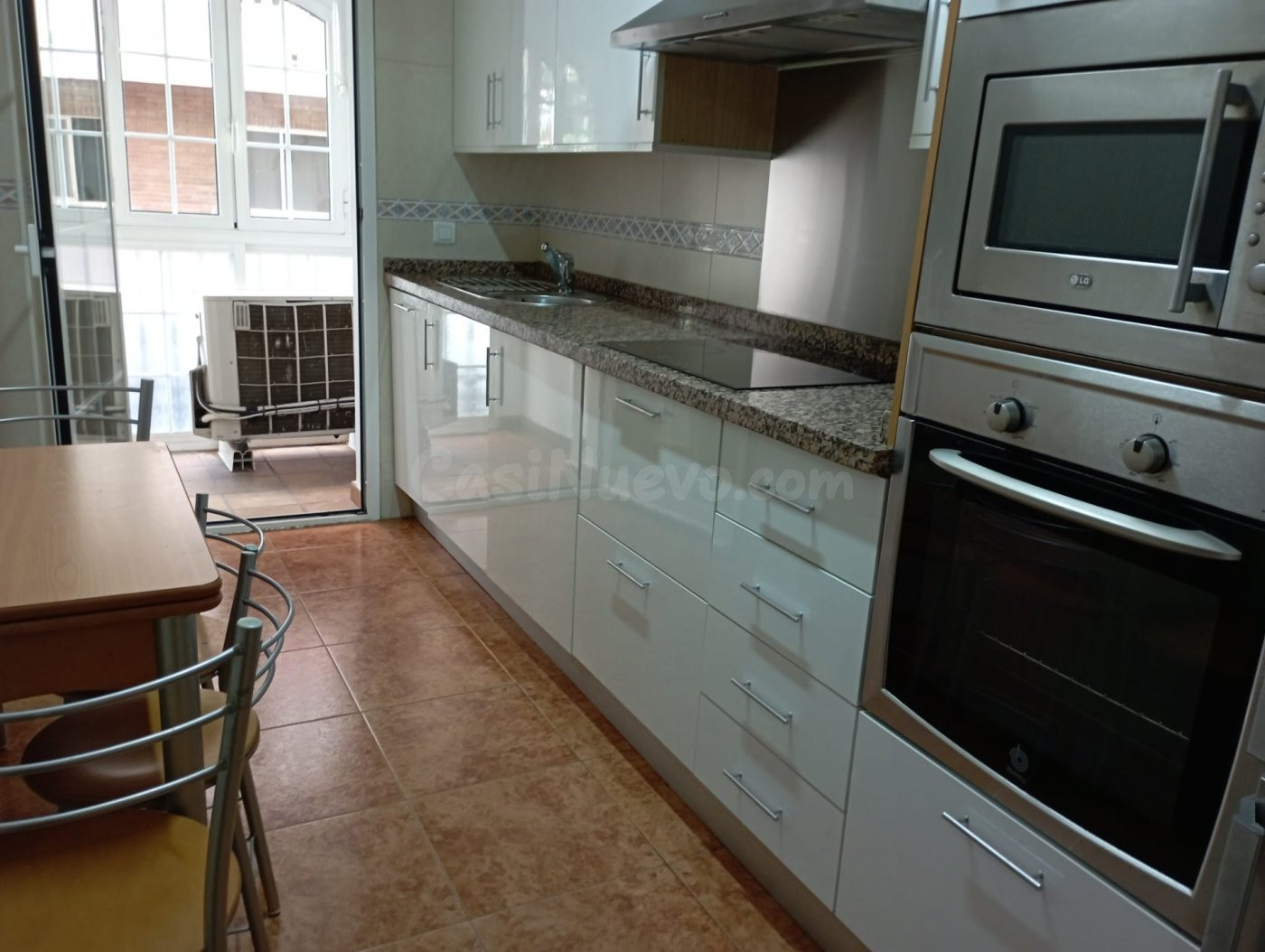 Piso totalmente exterior de 2 habitaciones con garaje - foto 3